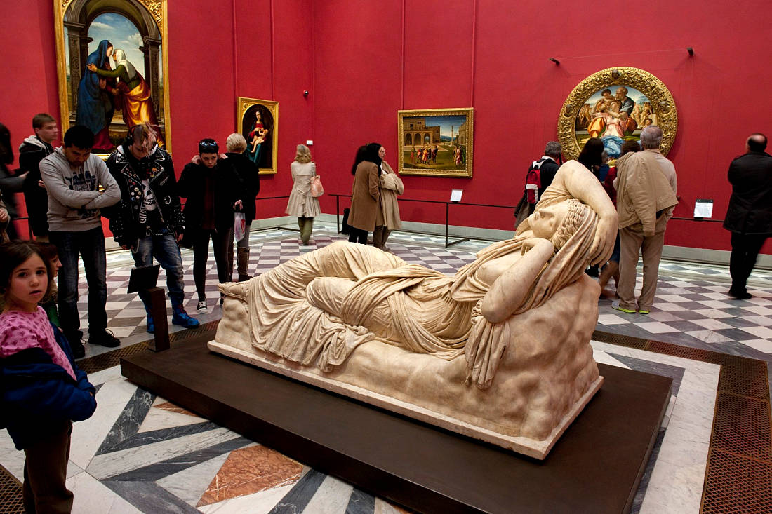 Michelangelo Room At Uffizi Gallery Background