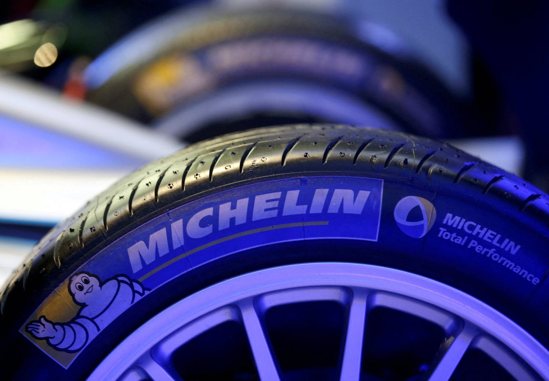 Neumáticode Caucho Michelin. Fondo de pantalla