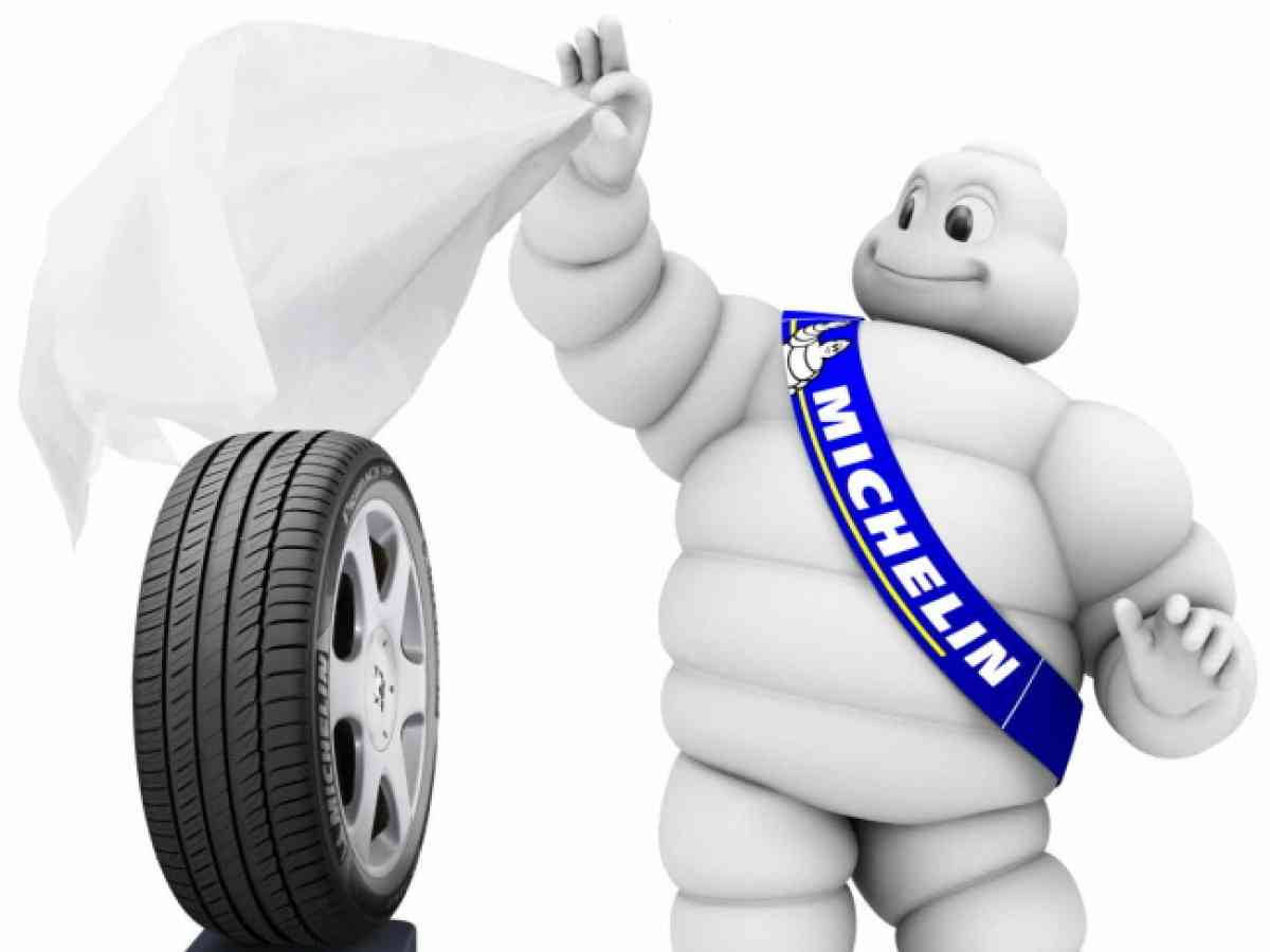 Hombrede Llantas Blancas De Michelin Fondo de pantalla