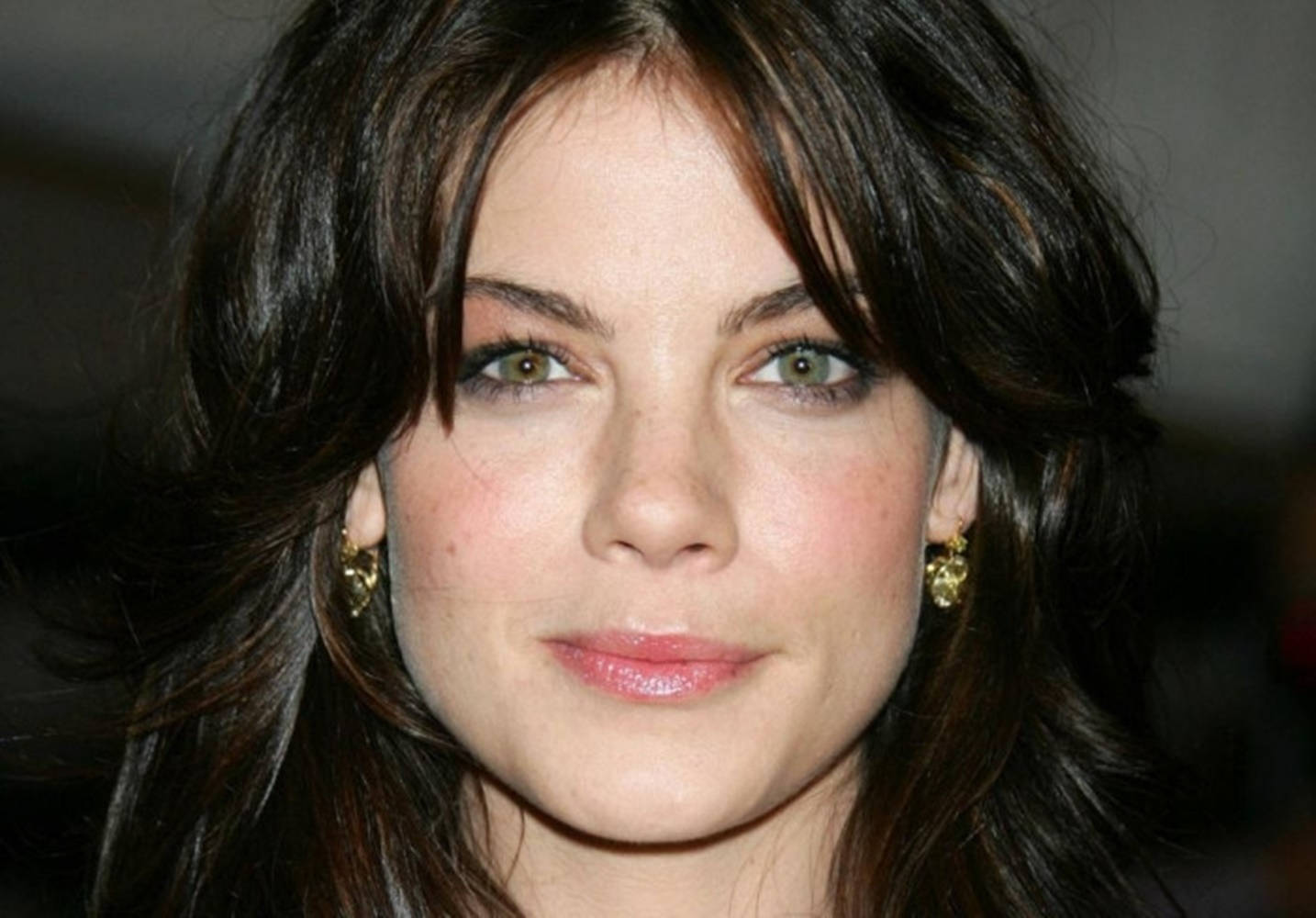 Michelle Monaghan flaunting her wavy hair. Wallpaper