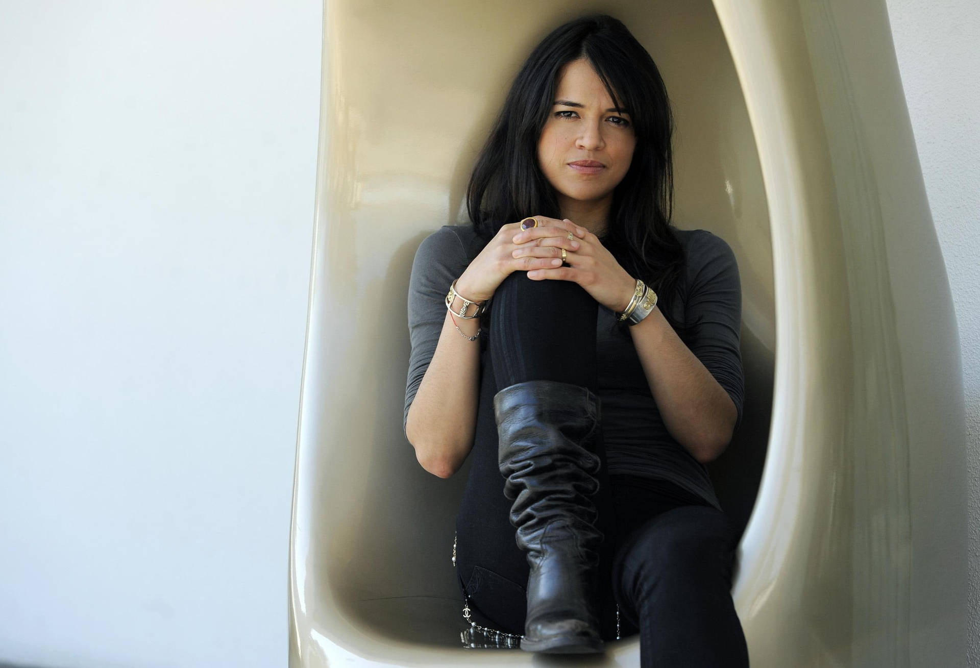 Michelle Rodriguez In Gray And Black Wallpaper