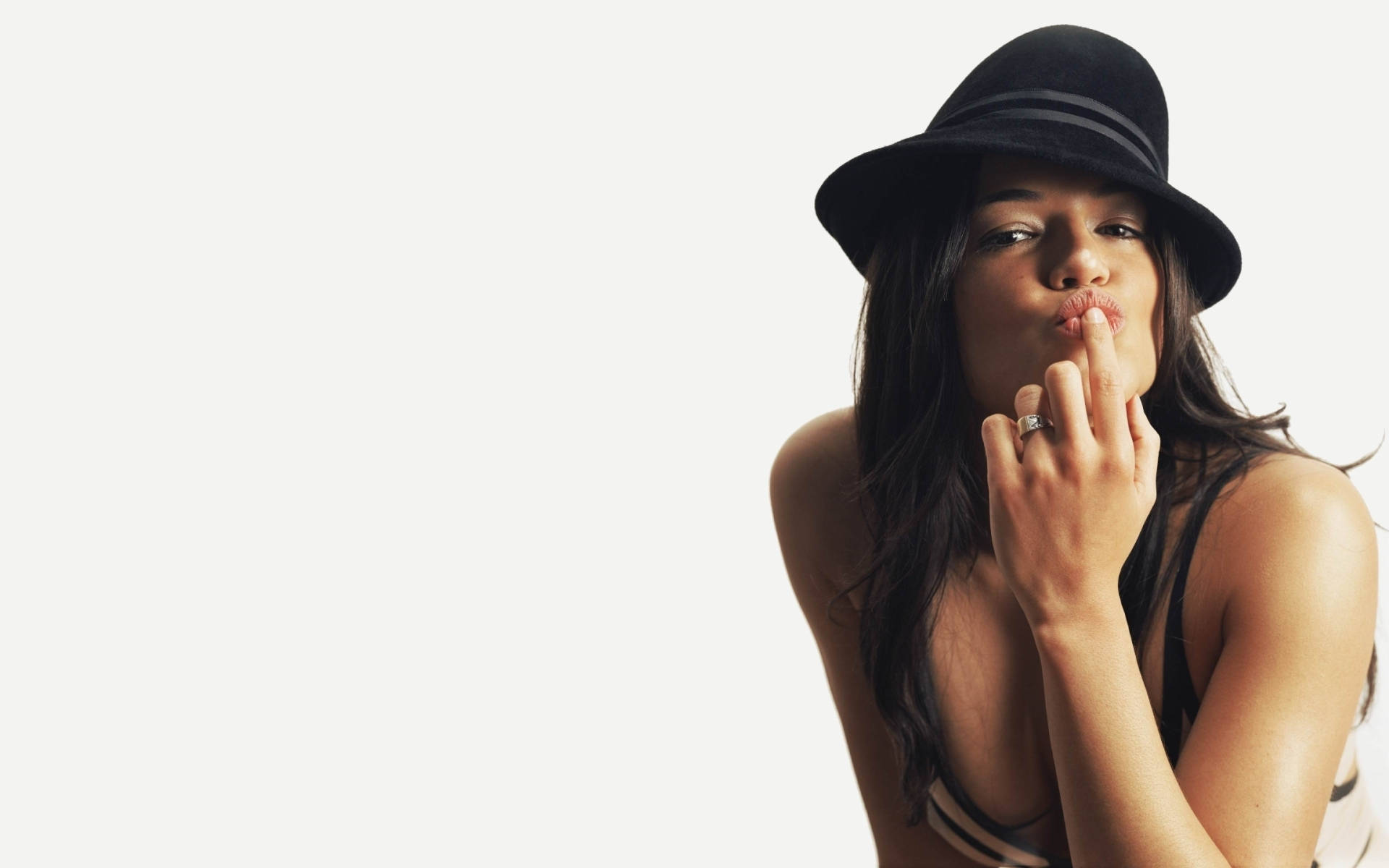 Michelle Rodriguez Med En Fedora Hat Wallpaper