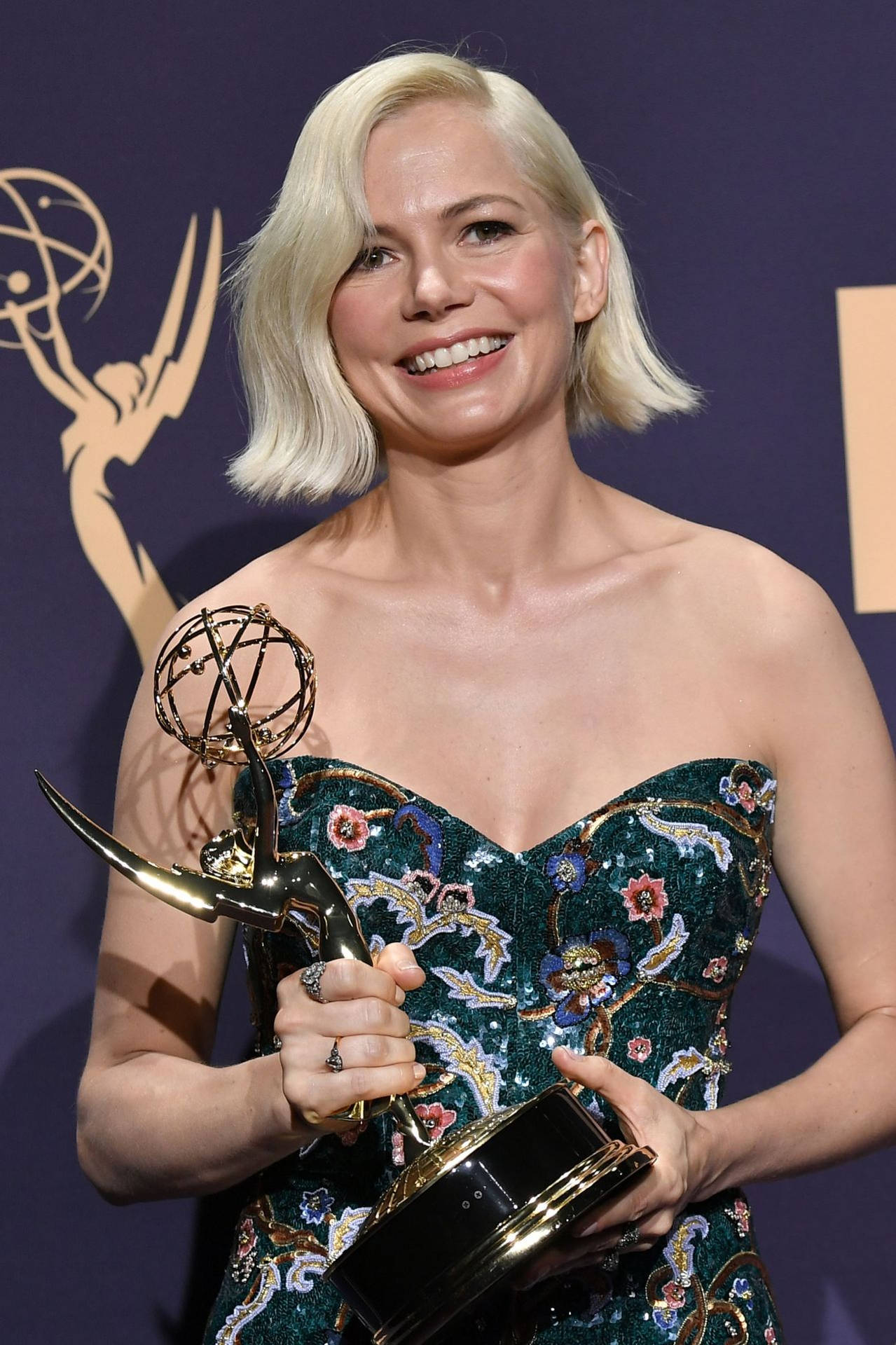 Michelle Williams Emmy Awards 2019 Trophy Wallpaper