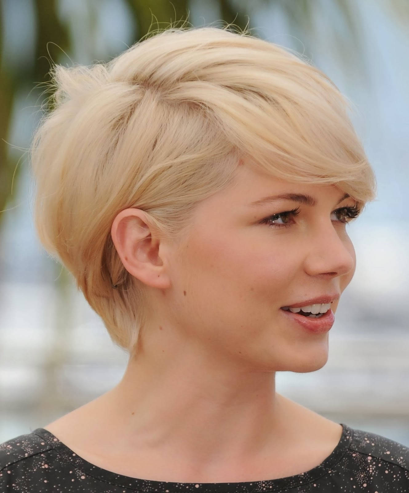 Michelle Williams Pixie Hair Side Angle Wallpaper