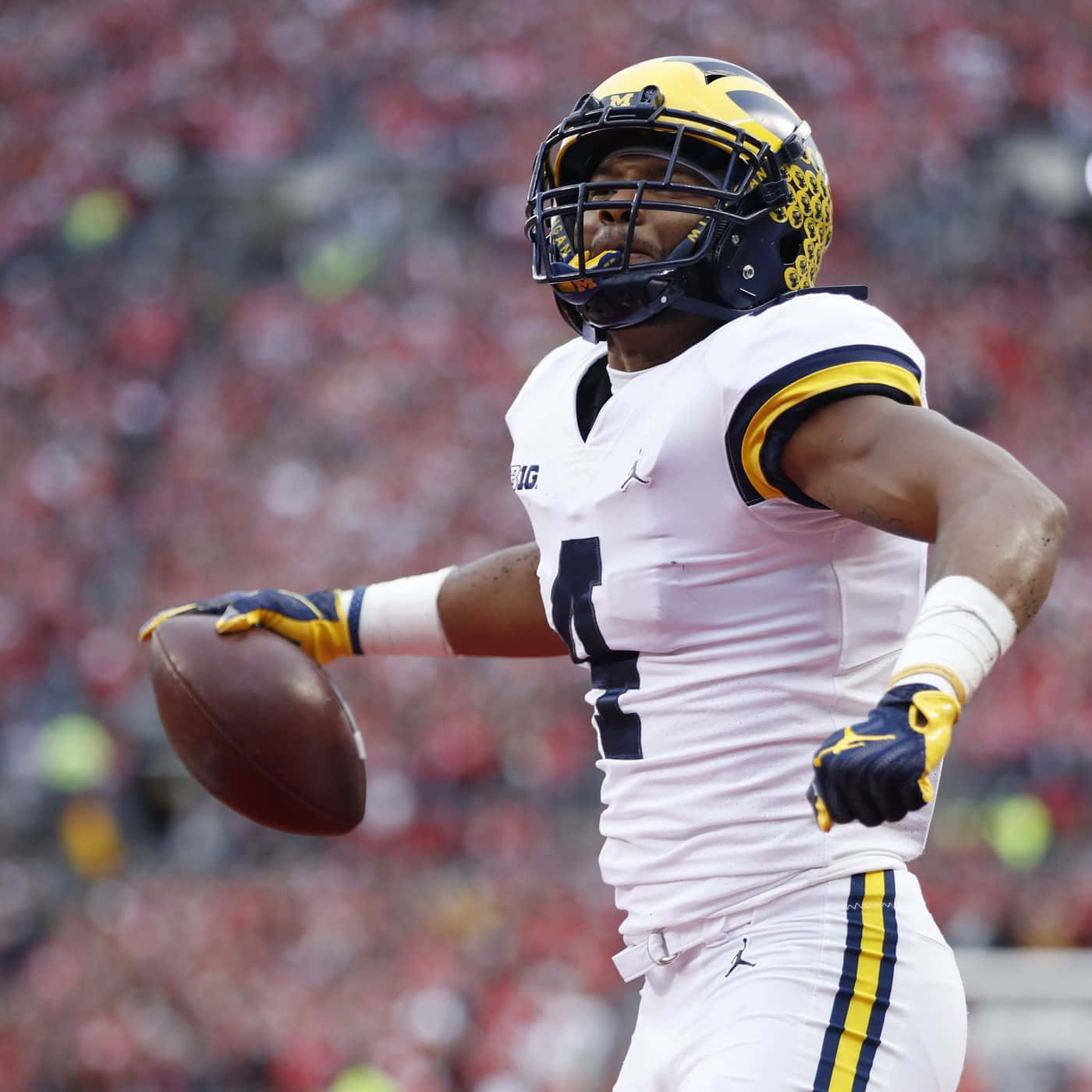 Michigan Wide Receiver In Action Wallpaper