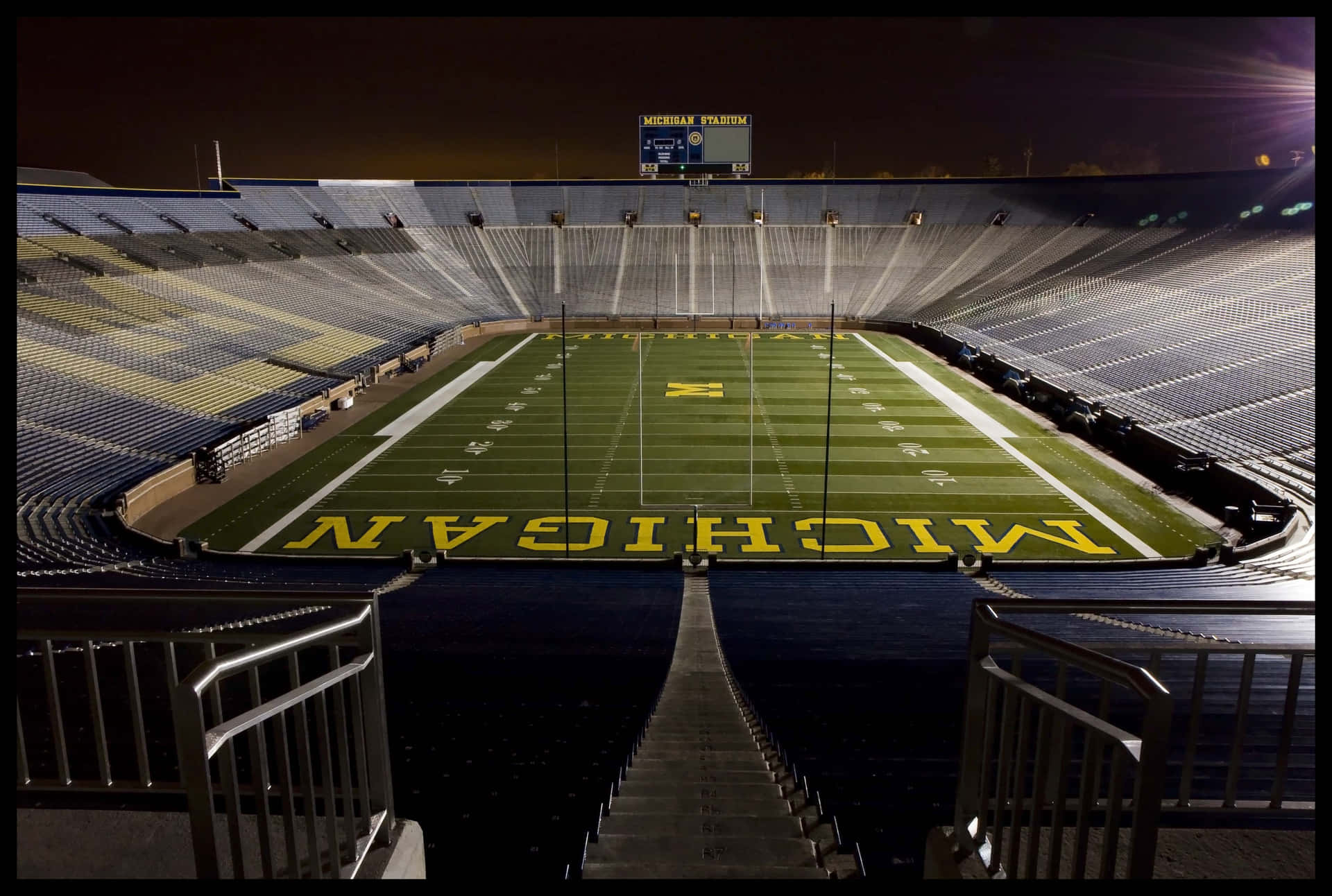 Michigan Wolverines roaring to victory Wallpaper