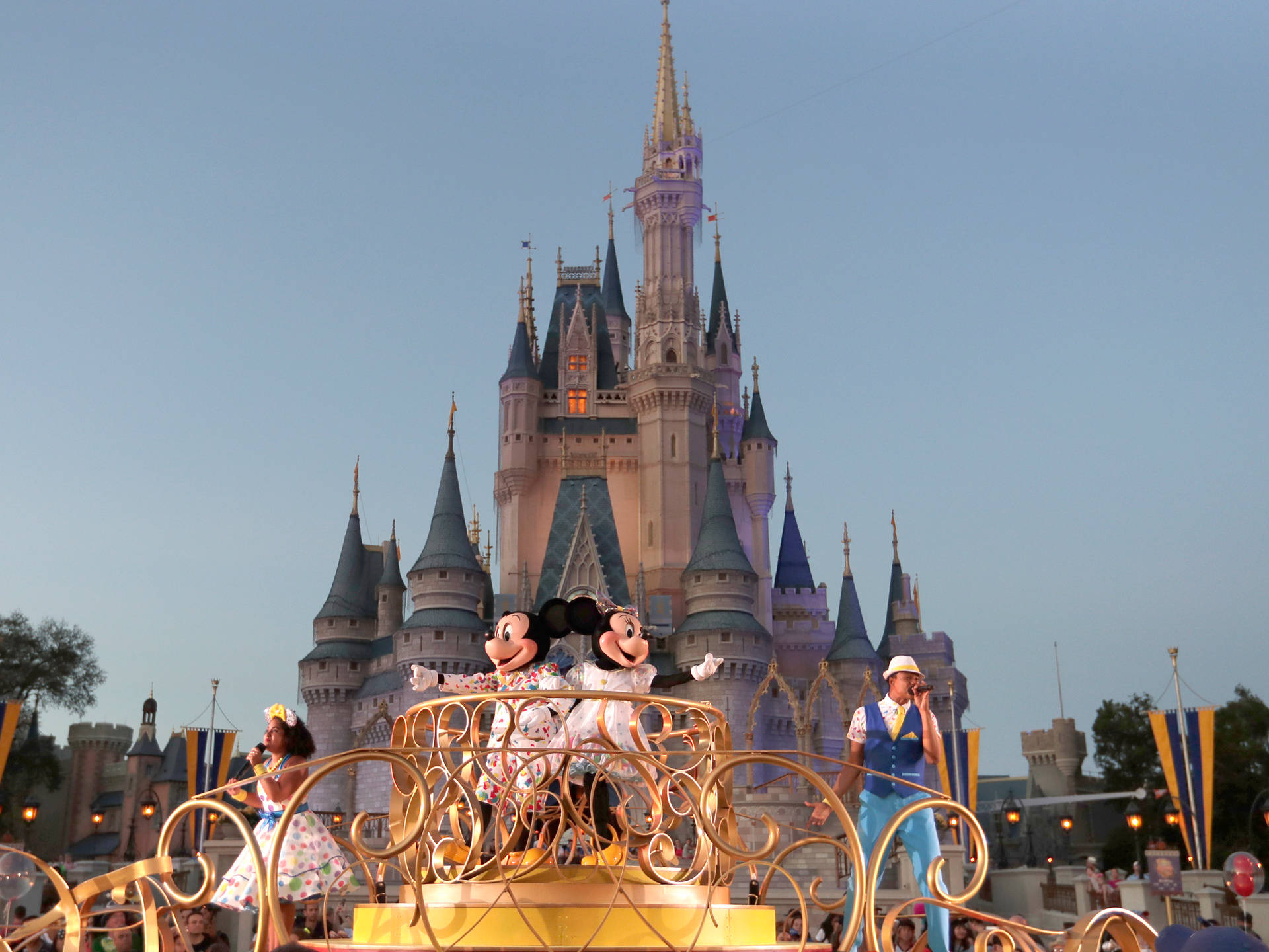 Mickey And Minnie Disneyworld Float Wallpaper
