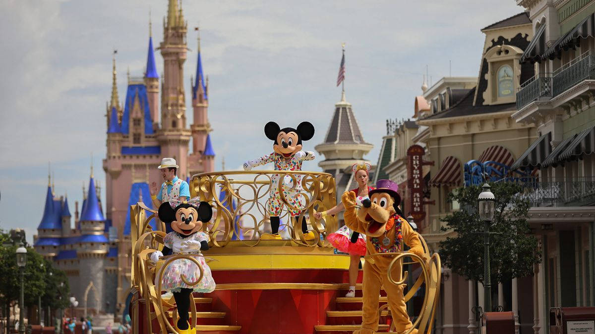 Mickey Minnie And Pluto Disneyworld Float Wallpaper