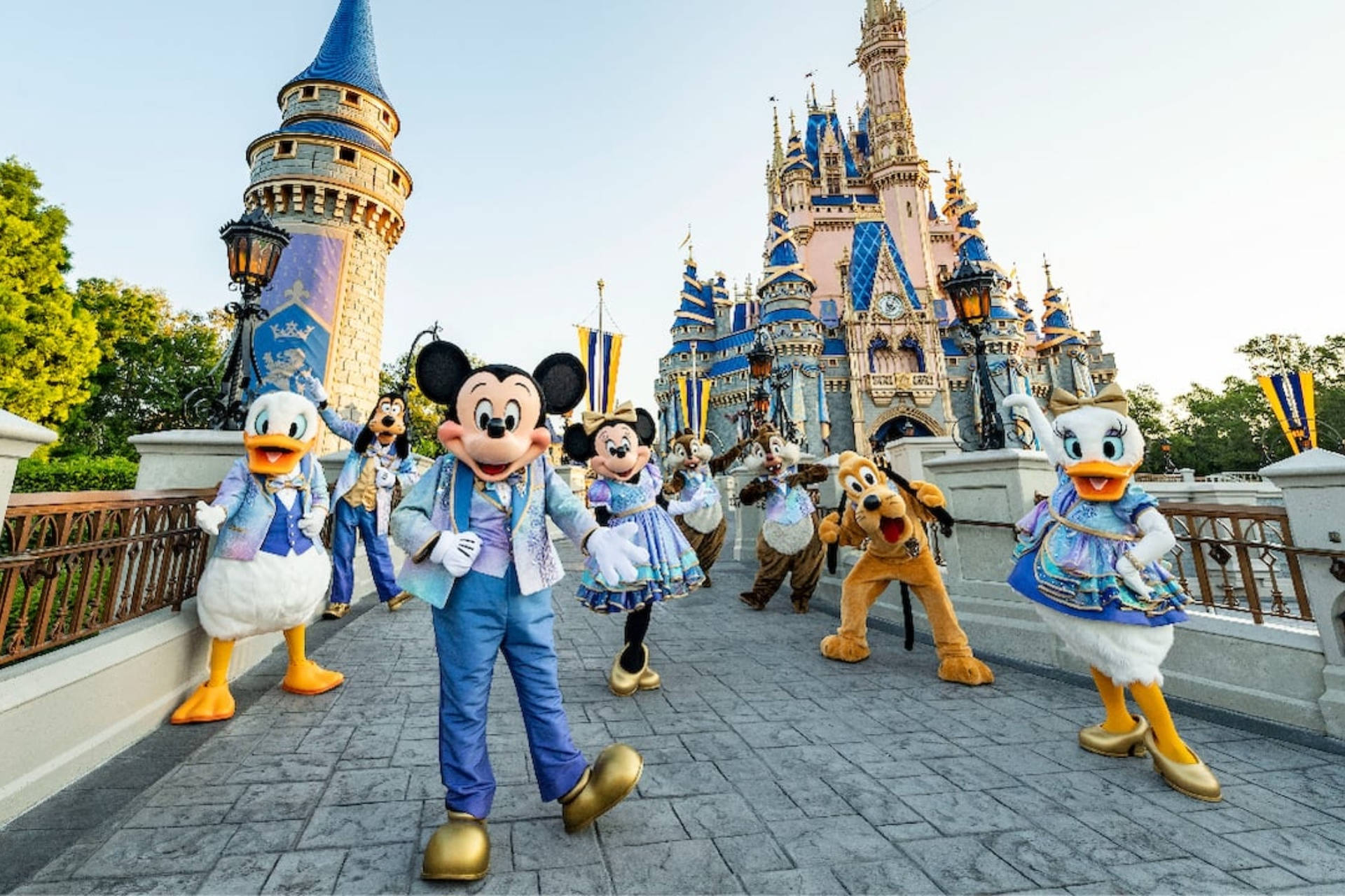 Mickey Mouse And Gang Disneyworld Wallpaper