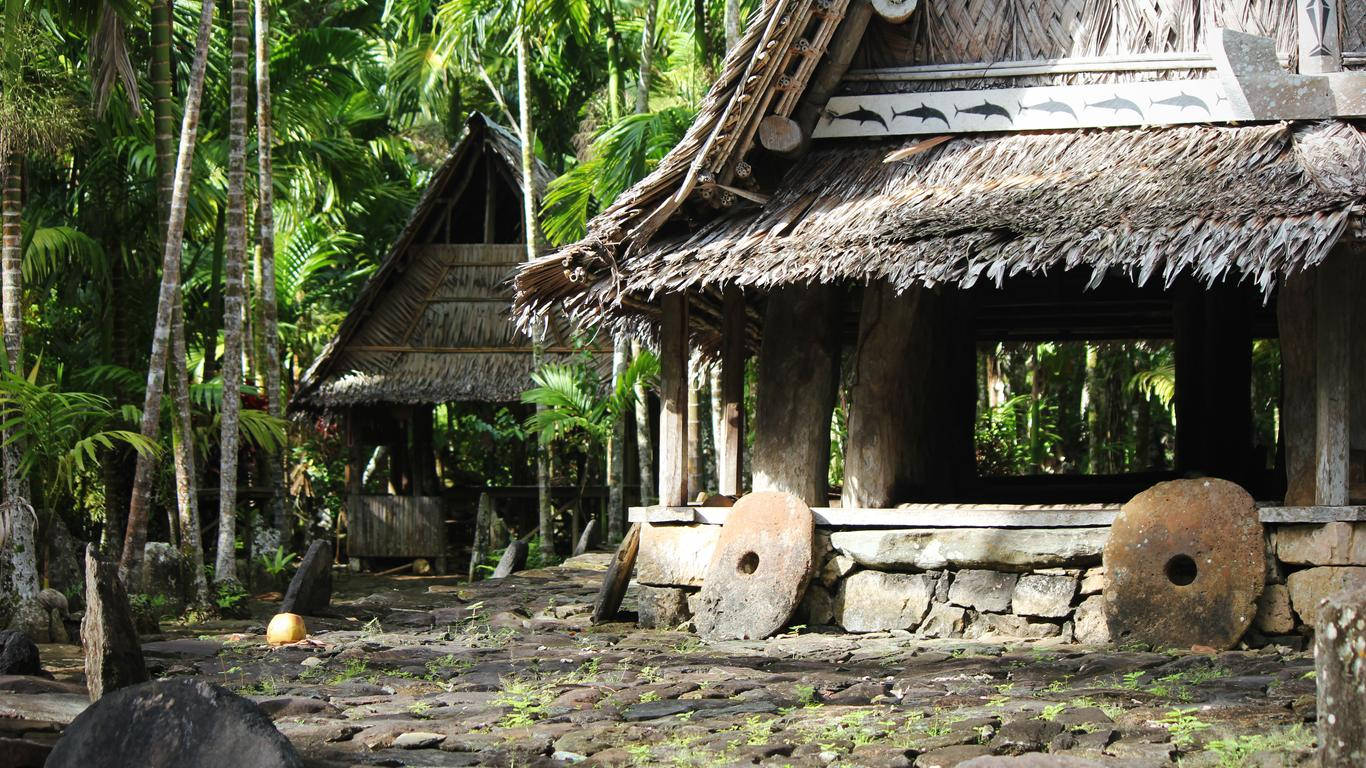 Complejode Cabañas En Micronesia Con Dos Piedras Fondo de pantalla
