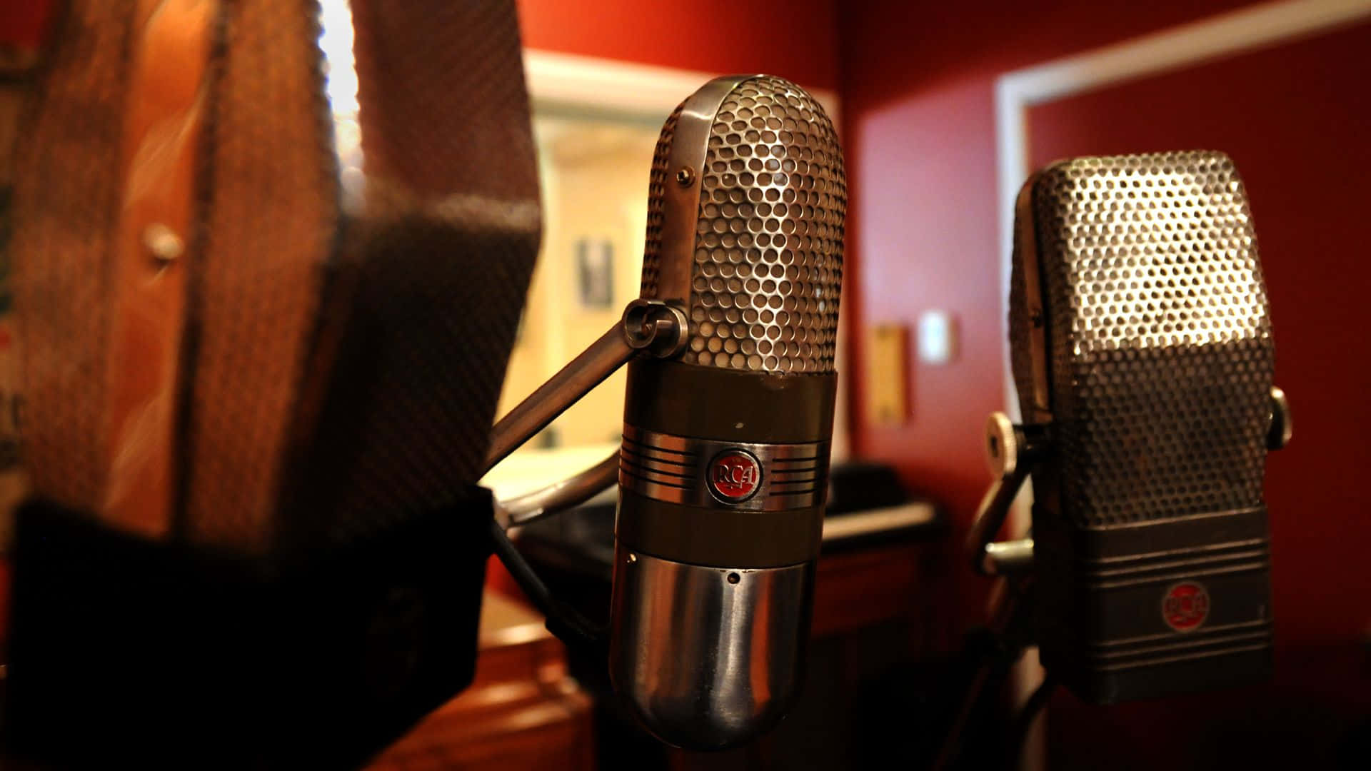 Einereihe Von Mikrofonen In Einem Aufnahmestudio.