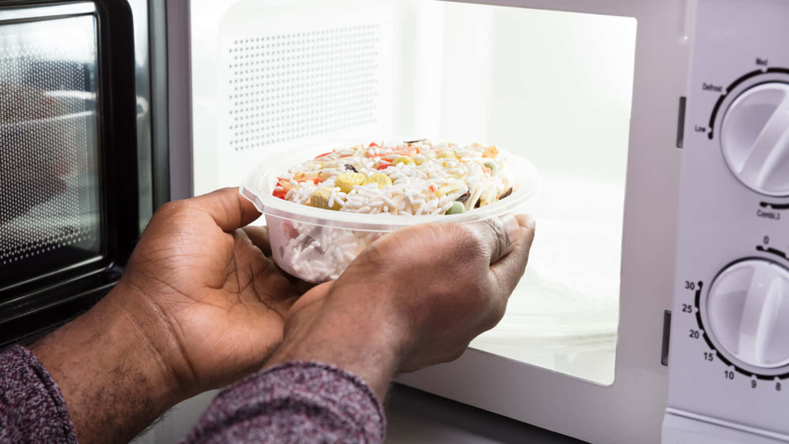 Enjoy a Delicious Meal in Minutes with This Microwave