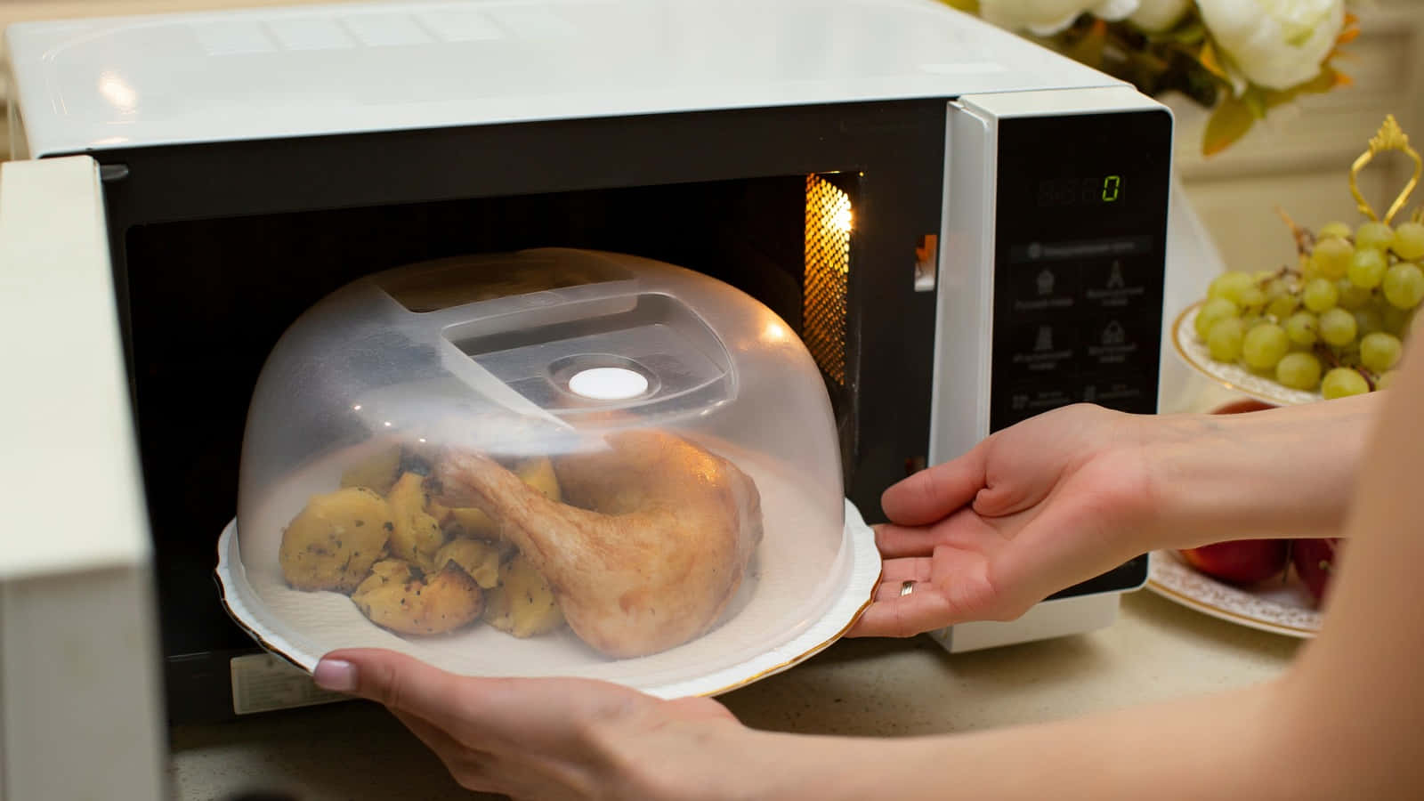 Redefined Cooking Experience with a Modern Microwave Oven.