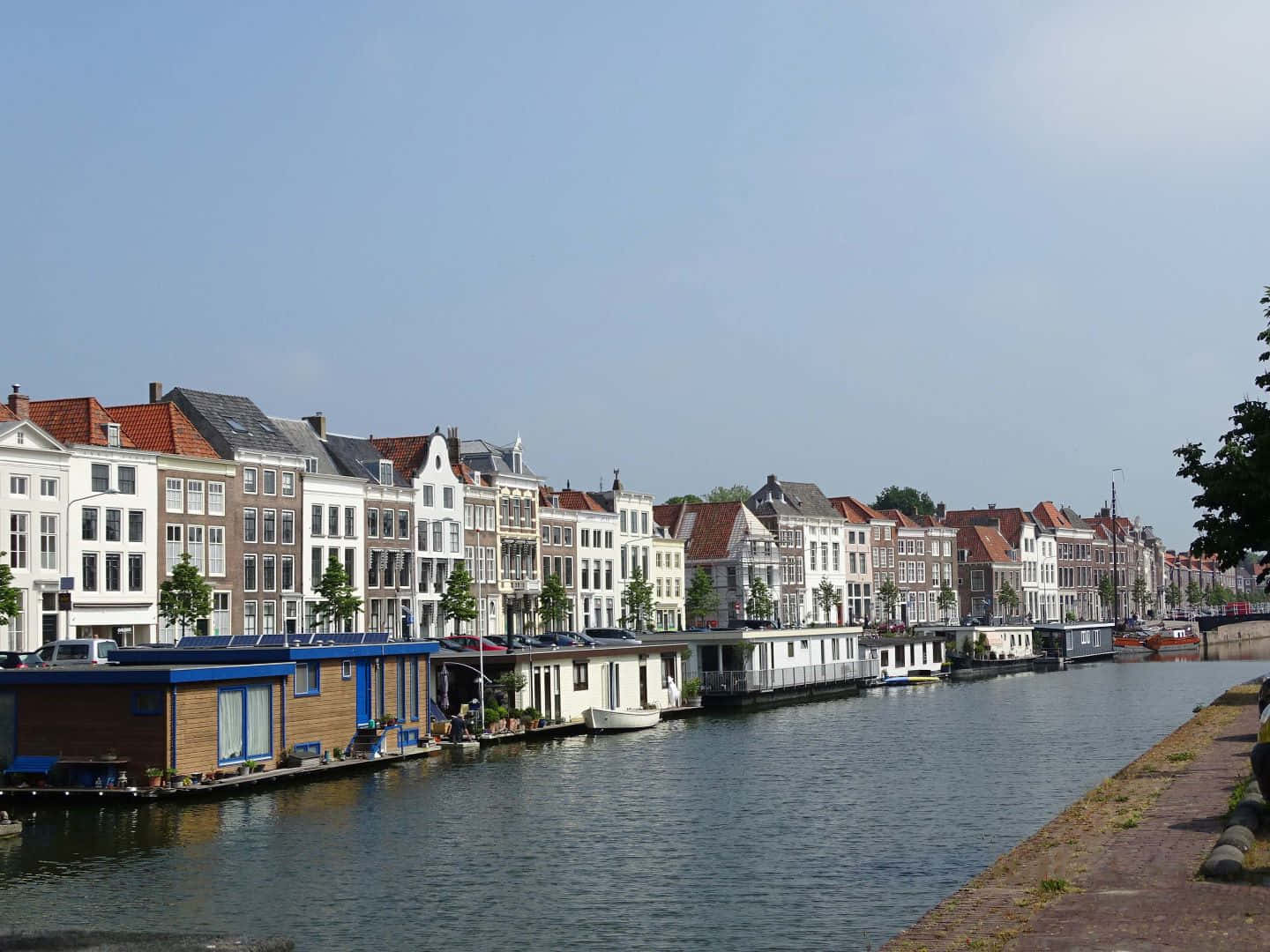 Middelburg Canal Housesand Houseboats Wallpaper