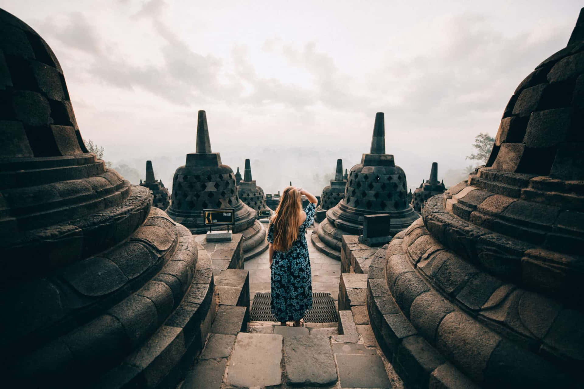 Mediode Los Stupas Del Templo De Borobudur Fondo de pantalla