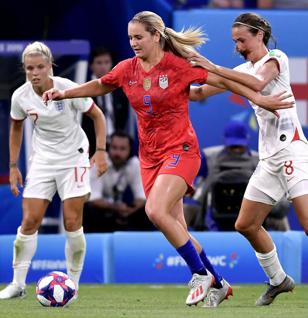 Keskikenttämaestro Lindsey Horan Toiminnassa Taustakuva