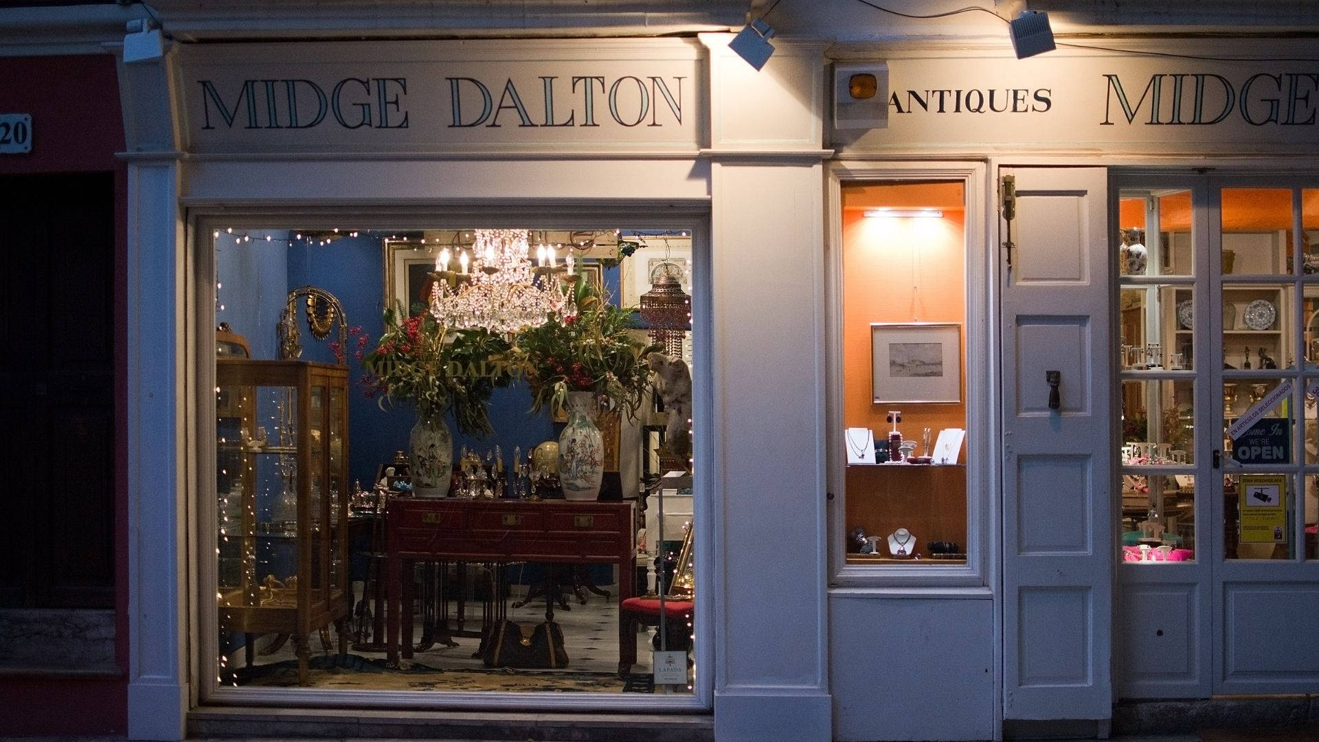Midge Dalton Antique Butik Stort Vindue Grafisk tapet. Wallpaper