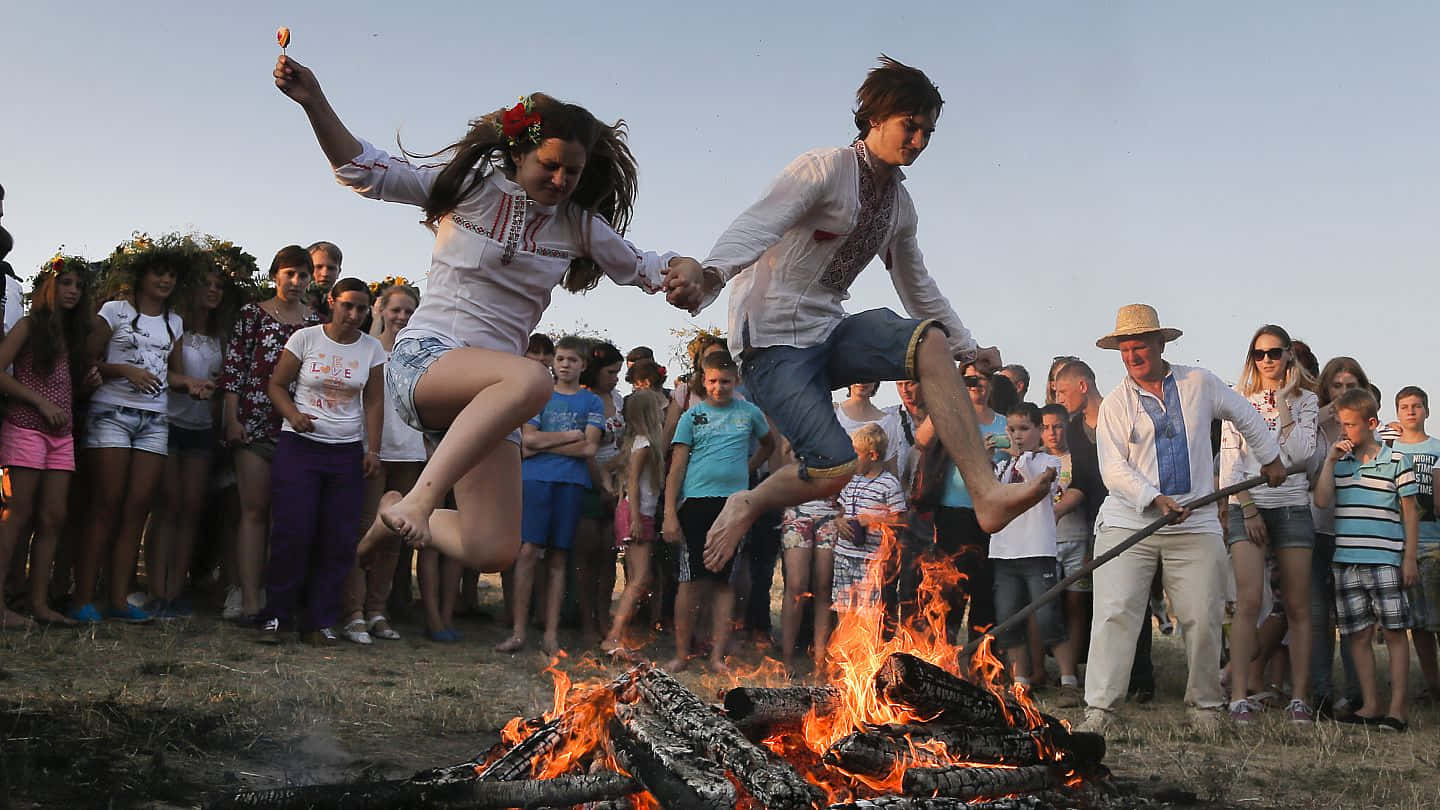 Midsummer_ Vuur_ Springen_ Viering.jpg Achtergrond