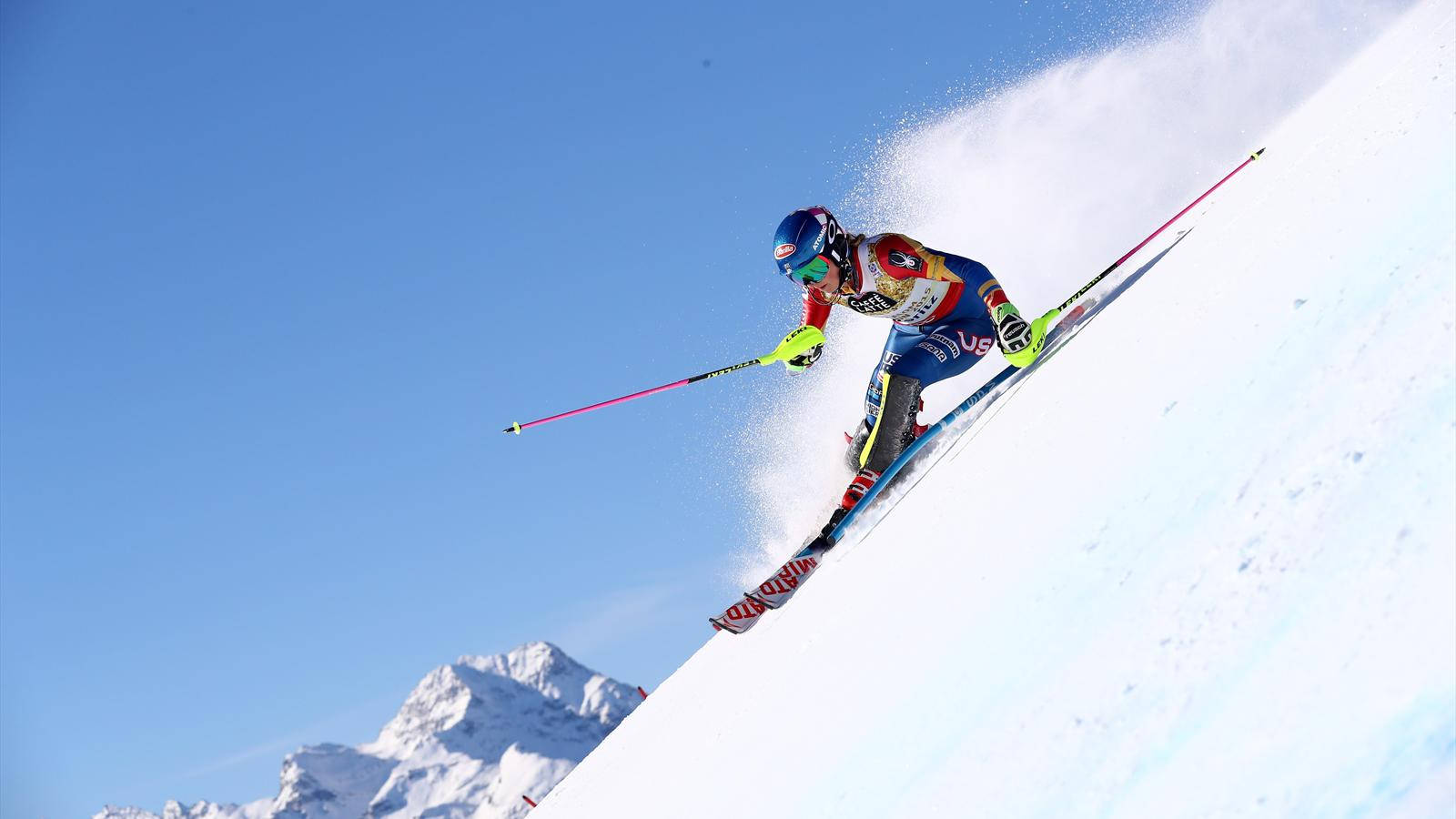 Mikaelashiffrin Esquiando En Descenso Alpino Fondo de pantalla