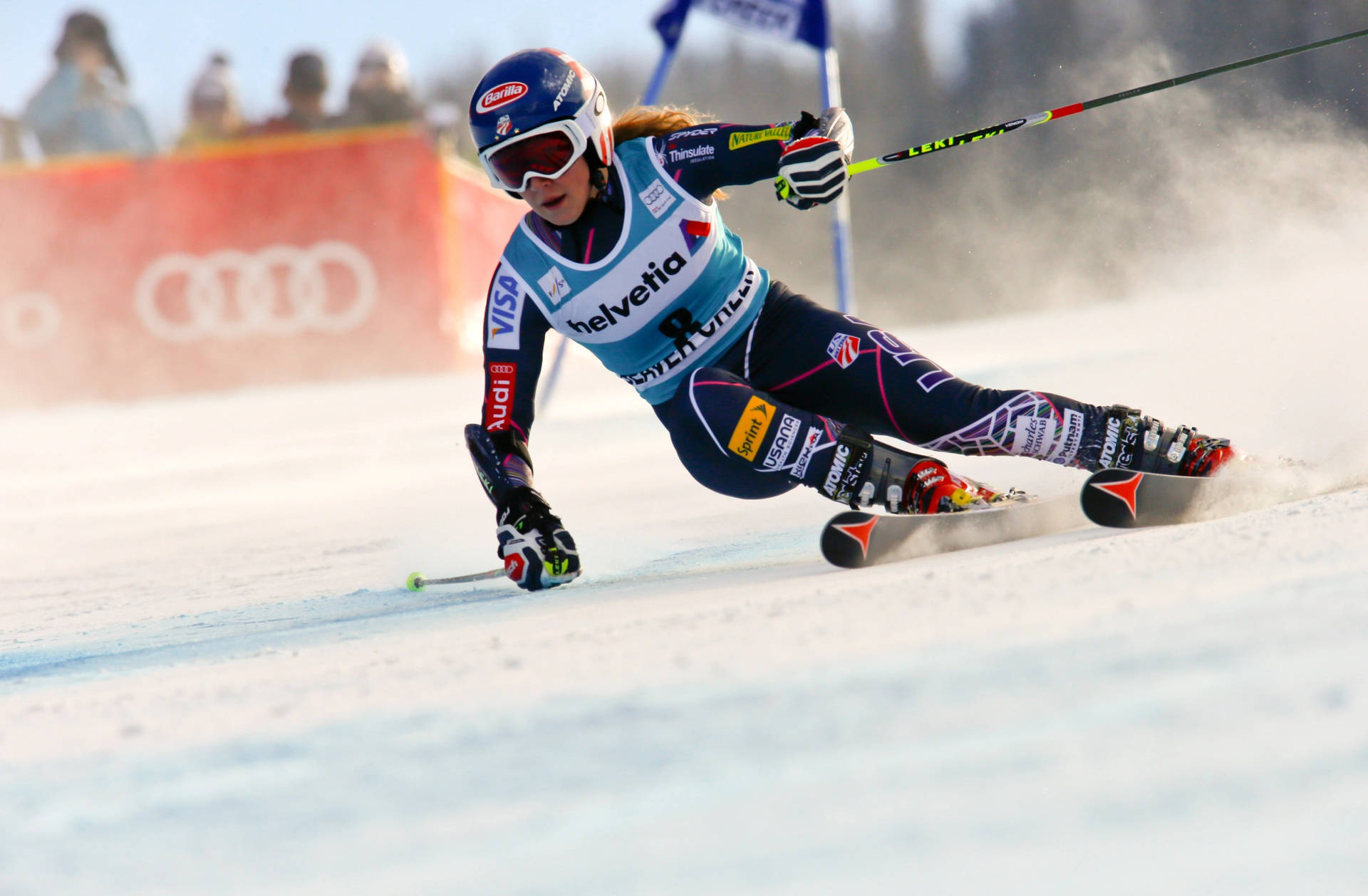 Mikaela Shiffrin svinger med sine ski. Wallpaper