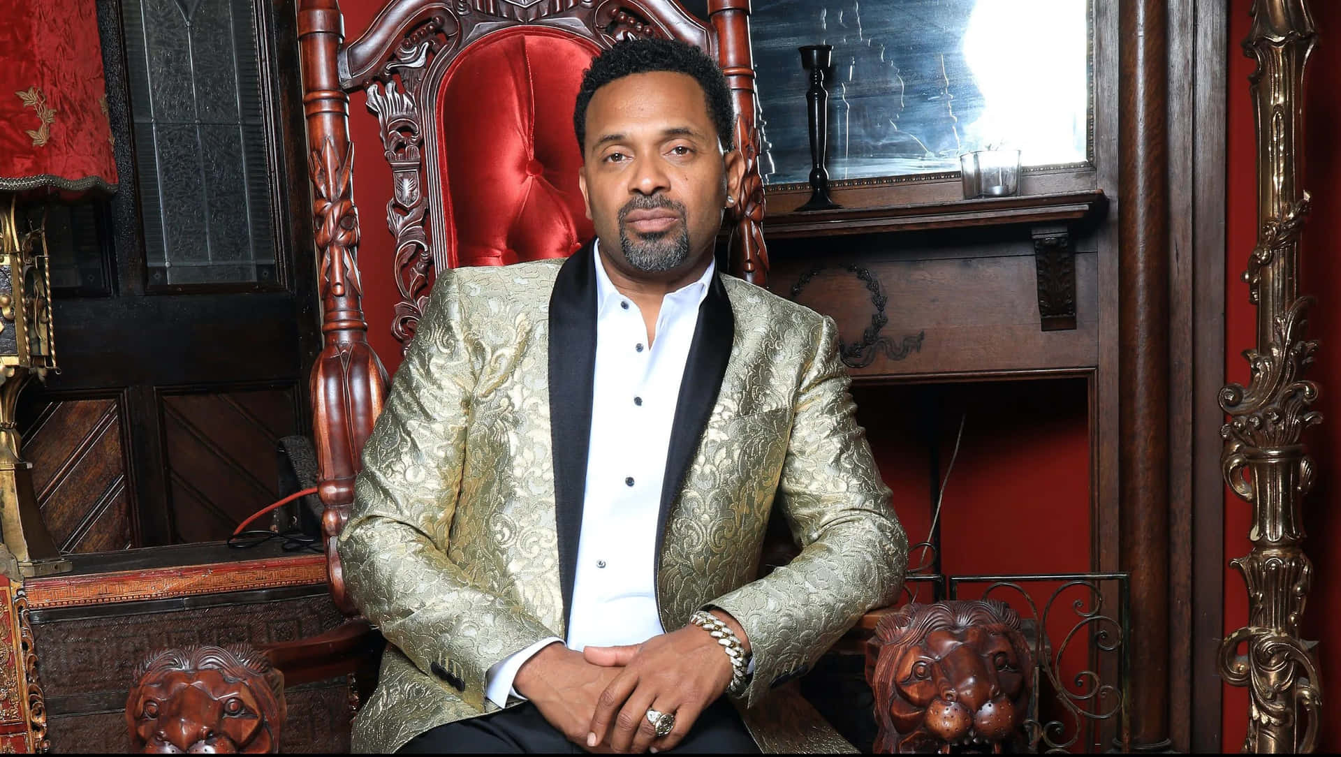 Comedian Mike Epps posing with sophistication. Wallpaper