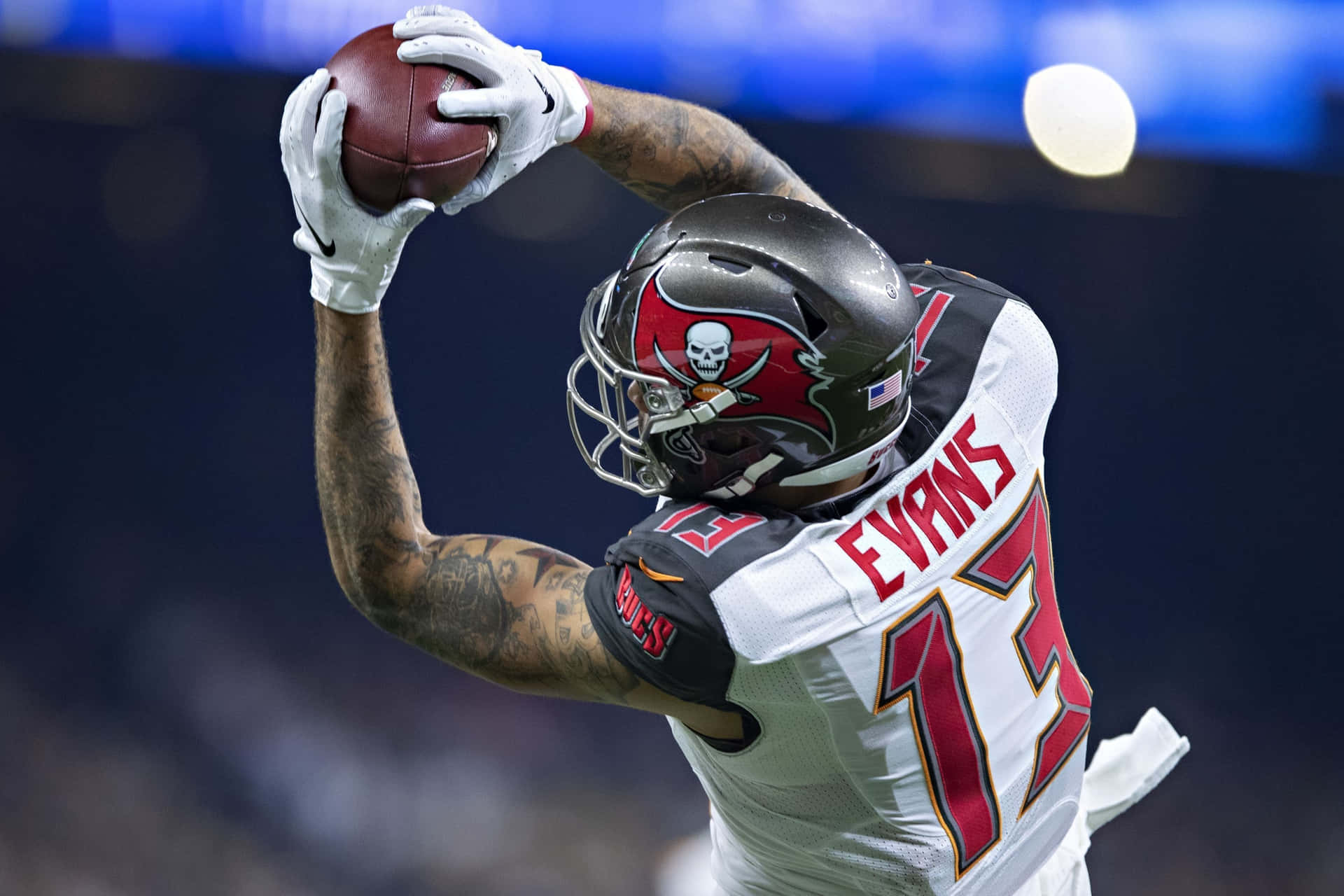Mike Evans Catching Ball Wallpaper
