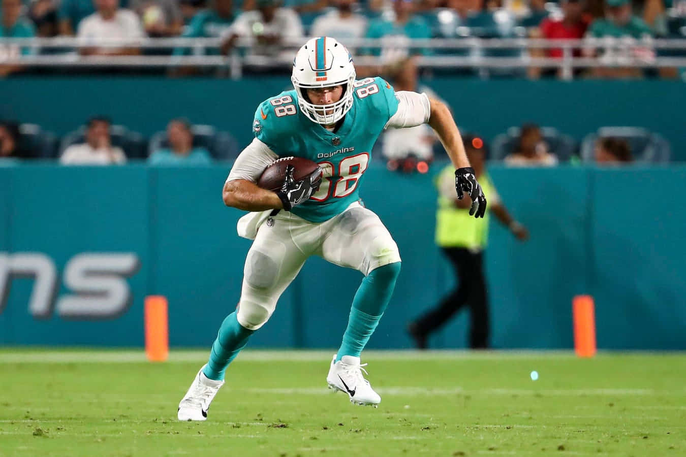 Mike Gesicki Dolphins Game Action Wallpaper