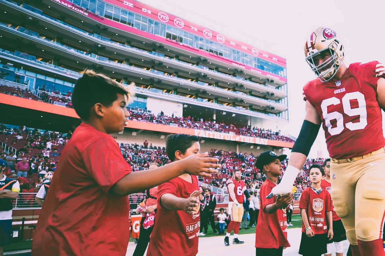 Mike Mcglinchey Dalam Aksi Selama Pertandingan Wallpaper