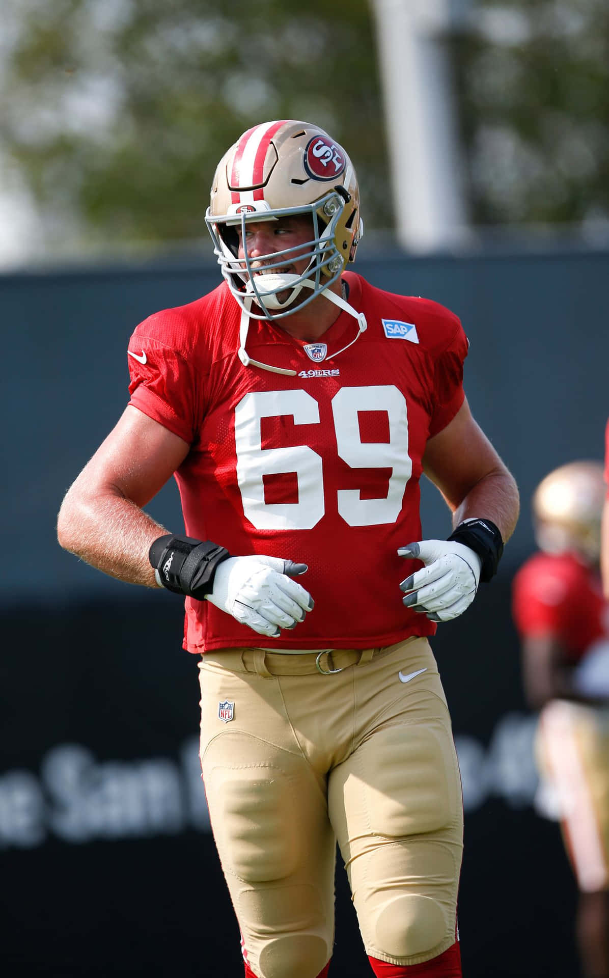 San Francisco 49ersin Hyökkäyslinjamies Mike Mcglinchey Toiminnassa Taustakuva