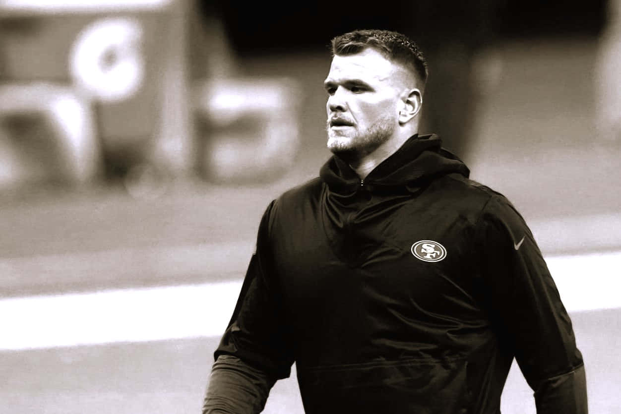 Mike Mcglinchey En Action Lors D'un Match De Football Intense Fond d'écran