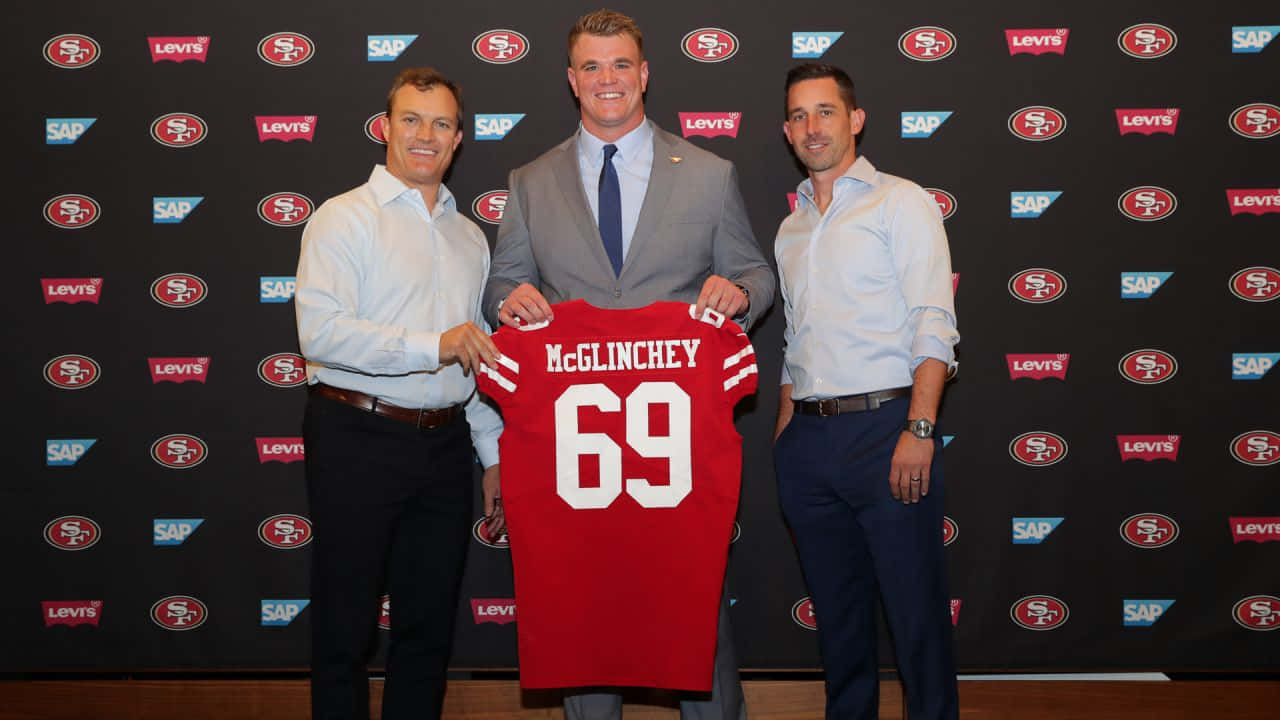 Mike Mcglinchey Dalam Aksi Di Lapangan Wallpaper