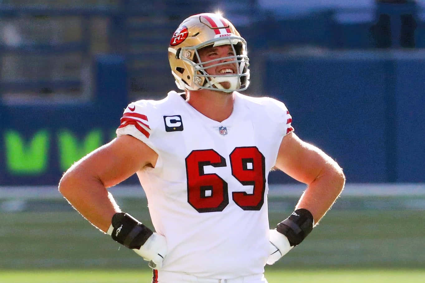 Mike Mcglinchey Dalam Aksi Di Lapangan Wallpaper