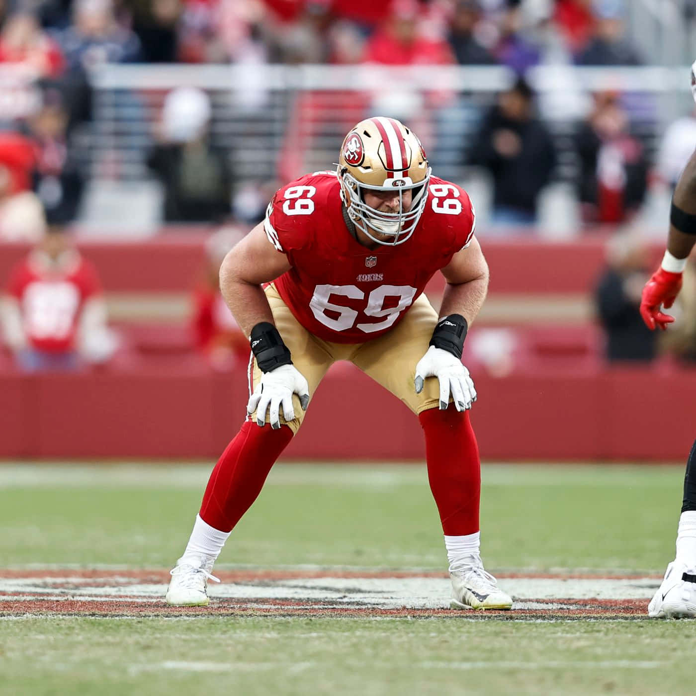 Mike Mcglinchey Dalam Aksi Selama Pertandingan Nfl Wallpaper