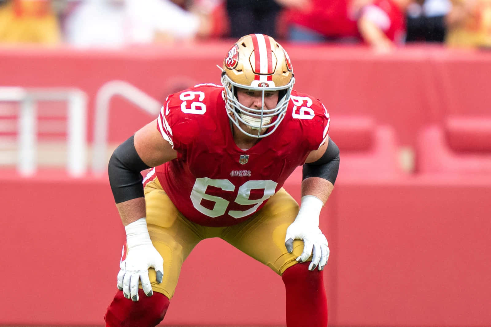 Mike Mcglinchey Melindungi Quarterback Sebagai Offensive Tackle Wallpaper