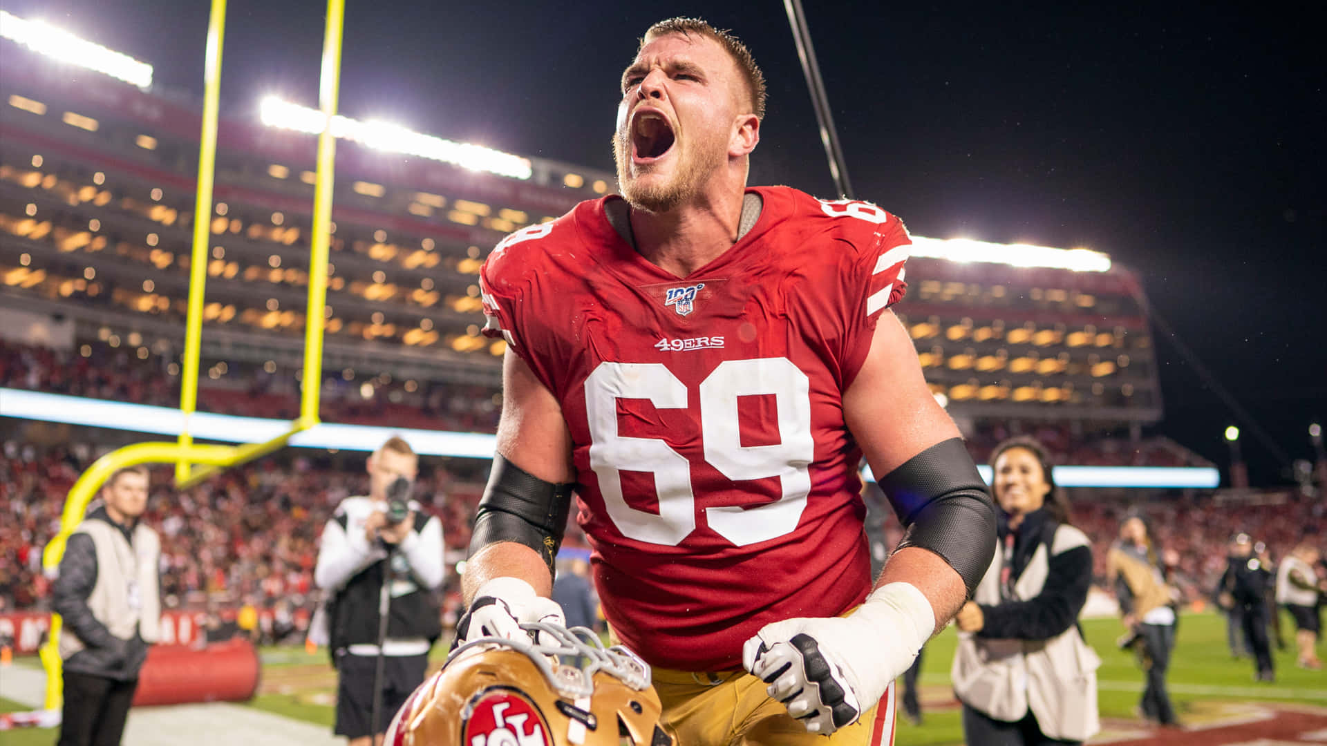 Mike Mcglinchey Dalam Aksi Selama Pertandingan Nfl Wallpaper