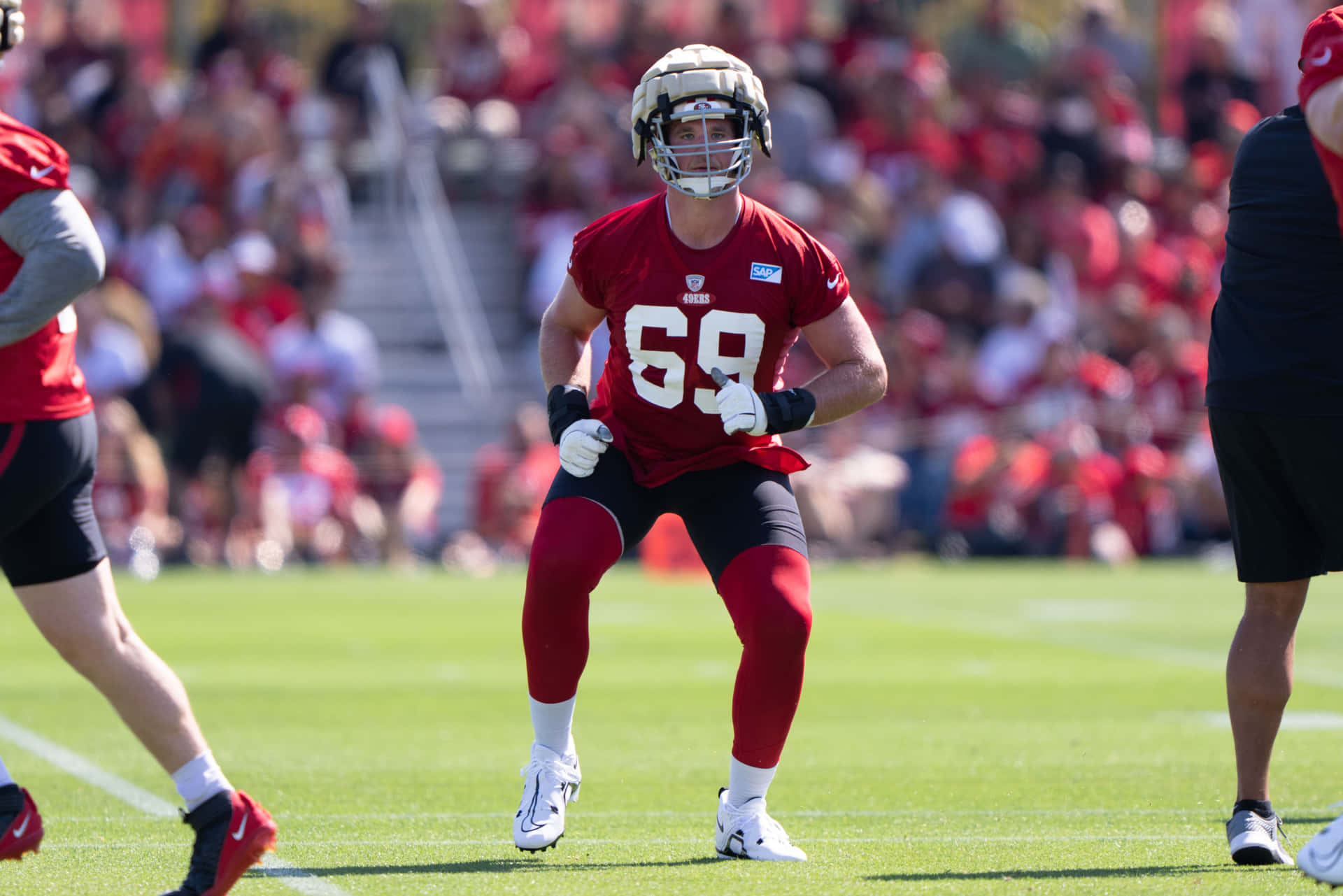 Mike Mcglinchey Dalam Aksi Di Lapangan Wallpaper