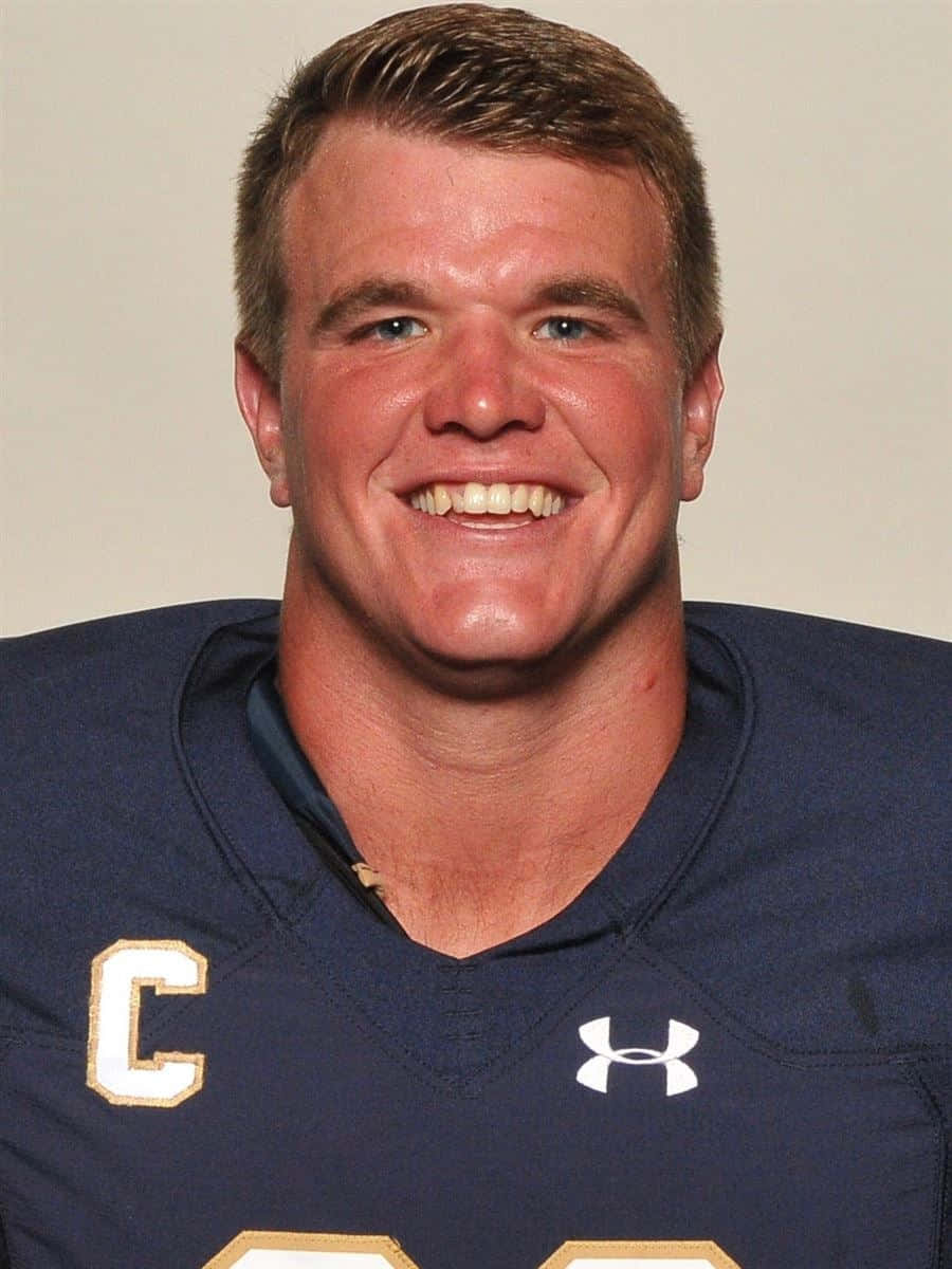 Mike Mcglinchey Dalam Aksi Di Lapangan Sepak Bola Wallpaper