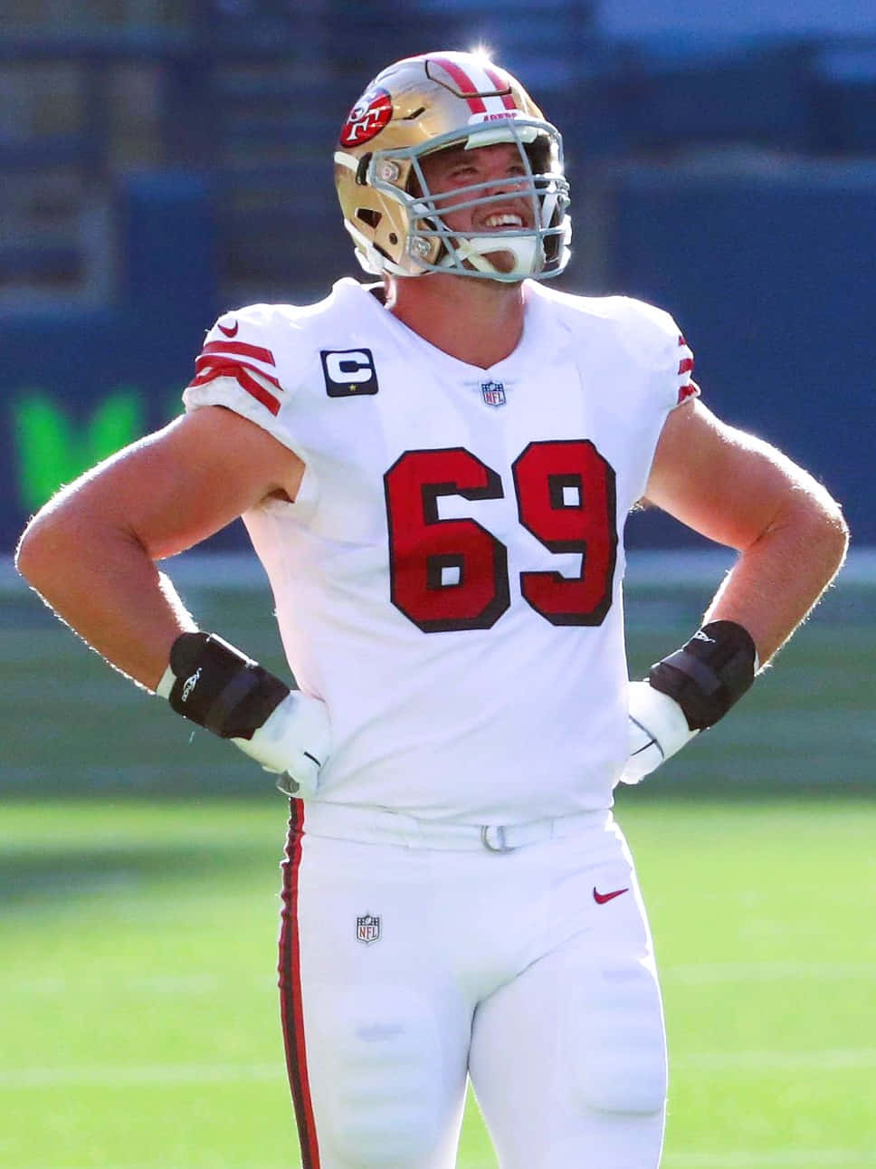 Mike Mcglinchey Domineert Het Veld Achtergrond