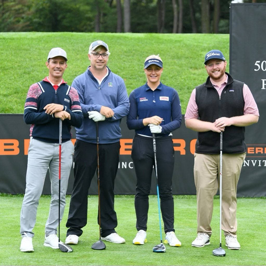Mike Weir sammen med andre golfere som baggrund Wallpaper