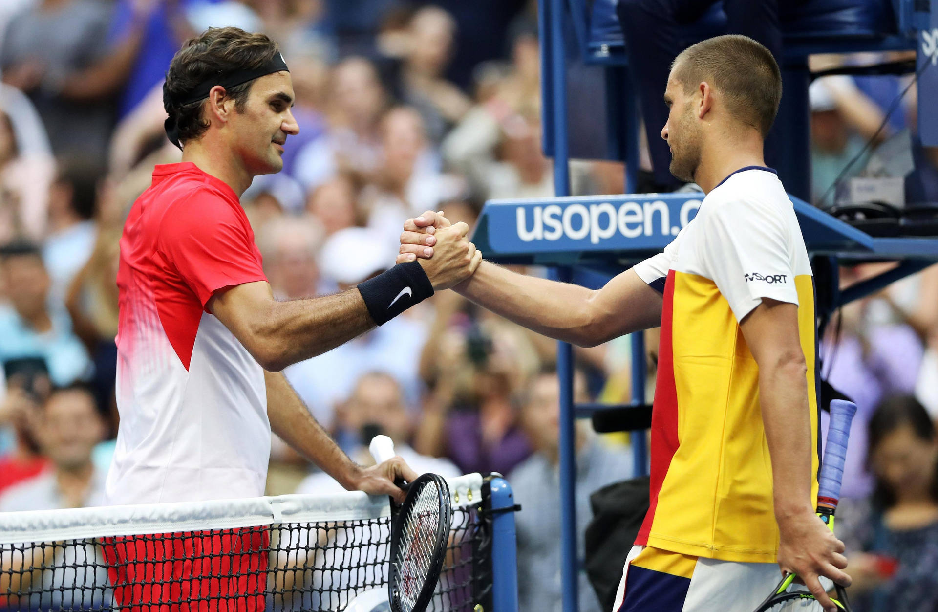 Mikhailyouzhny Und Roger Federer Handshake Wallpaper