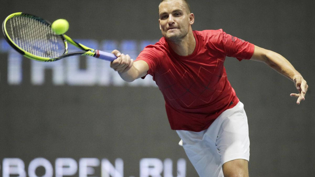 Mikhailyouzhny Raggiunge La Palla Da Tennis Sfondo