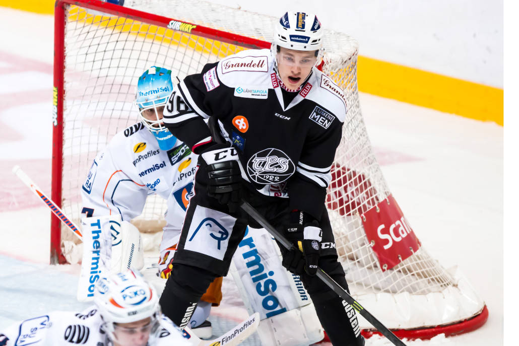 Mikko Rantanen fra HC TPS Turku Holder Hockey Stick Under Spil Wallpaper