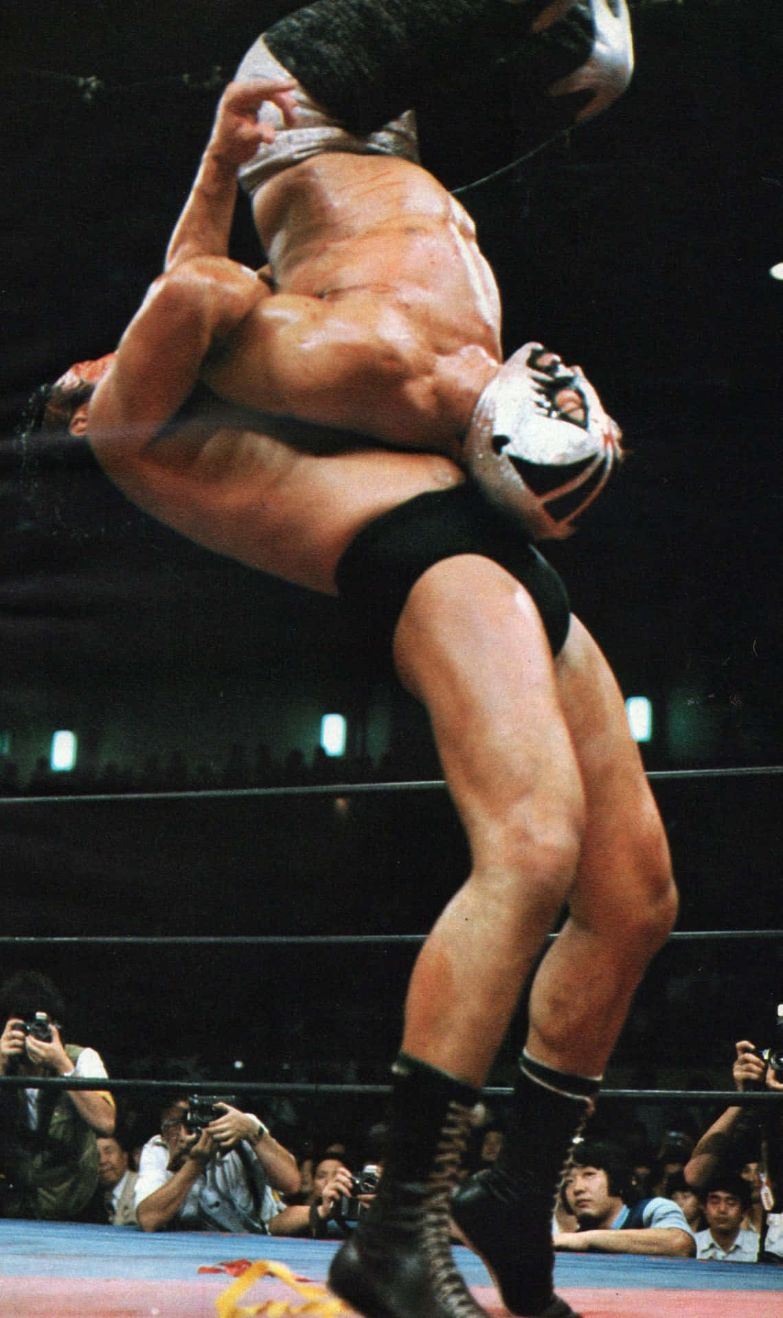 "Mil Mascaras wrestling Jumbo Tsuruta in a classic match" Wallpaper