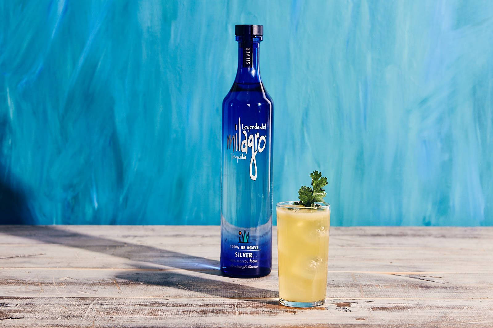 Breathtaking image of Milagro Silver Tequila accompanied by a Mexa Mula cocktail. Wallpaper