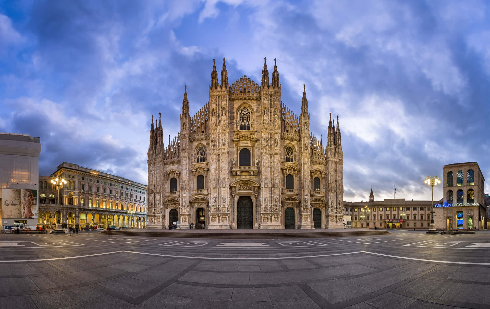 Catedralde Milán Contra Un Cielo Azul Fondo de pantalla