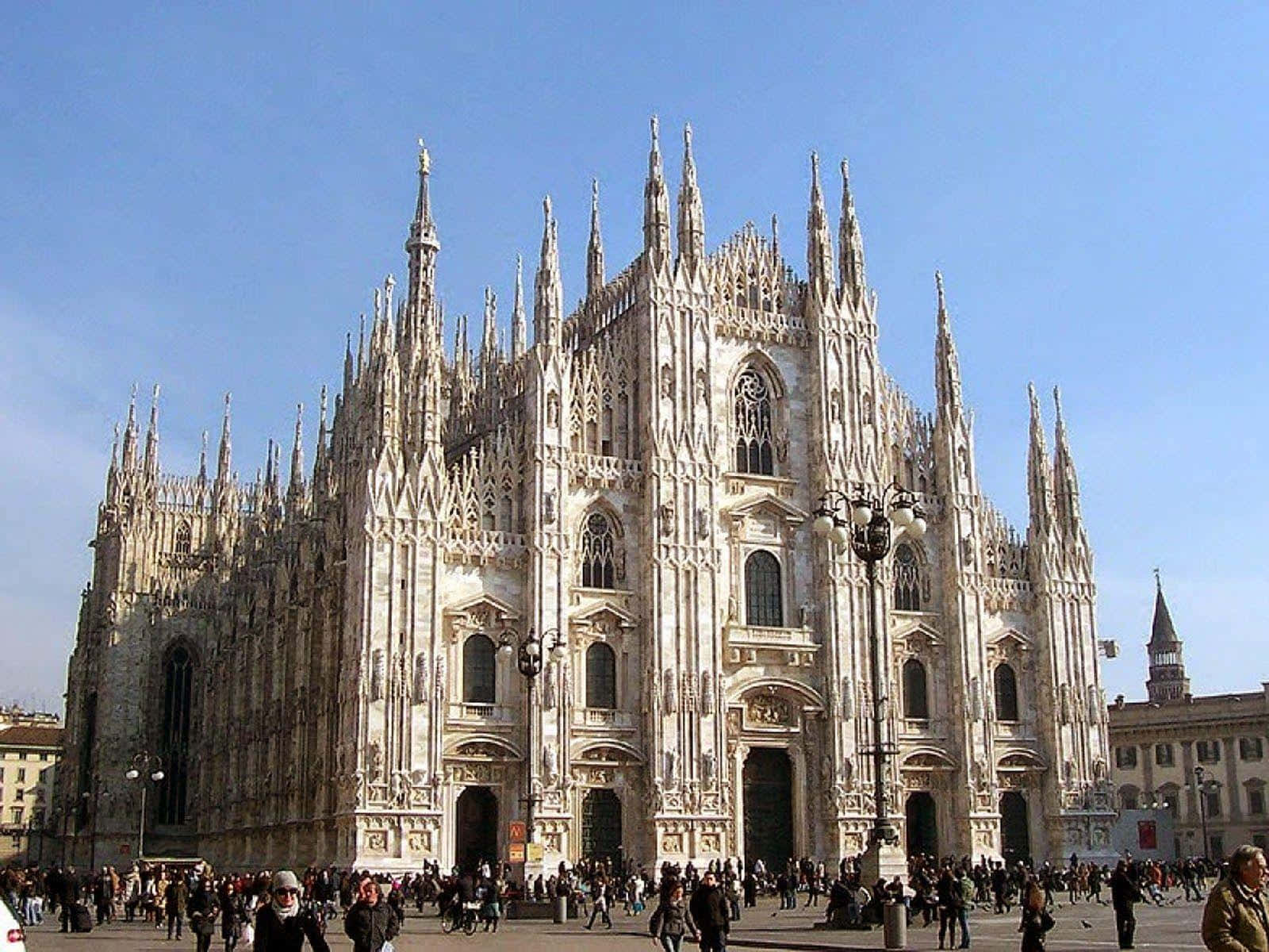 Catedralde Milán Visitada Por Muchas Personas Fondo de pantalla