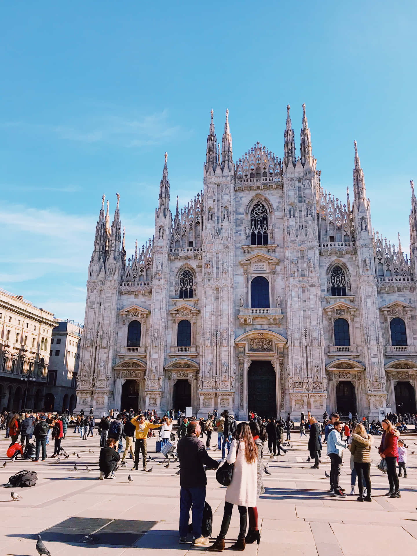 Catedralde Milán Visitada Por Gente En Un Día Soleado. Fondo de pantalla