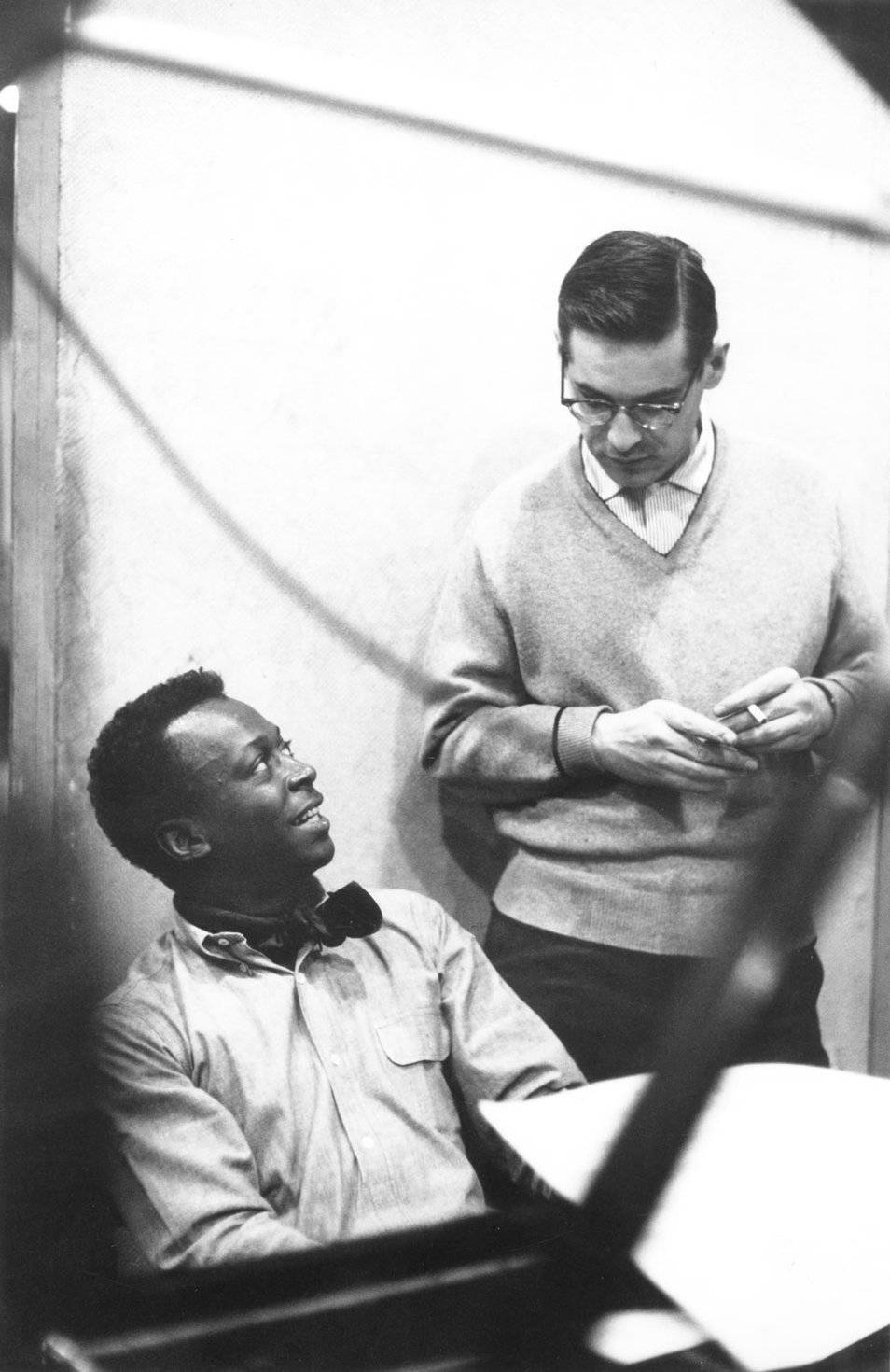 Milesdavis Och Bill Evans - (this Could Be A Possible Computer Or Mobile Wallpaper Theme That Showcases Both Jazz Legends) Wallpaper