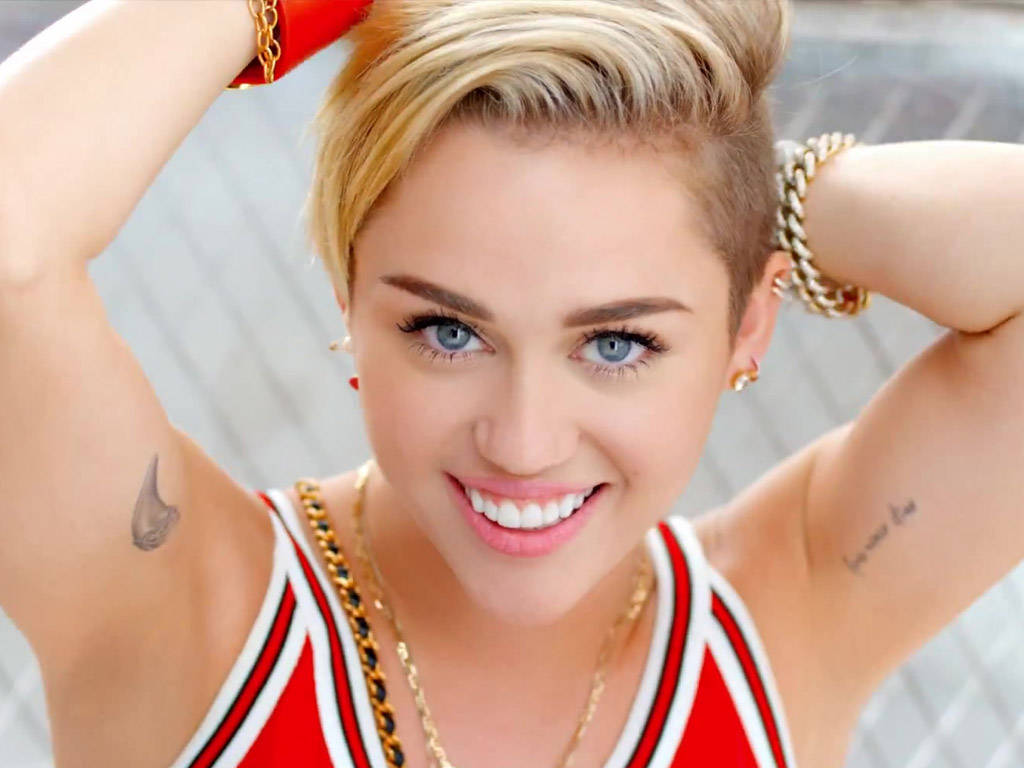 Miley Cyrus i hendes musikvideo for hendes sang 