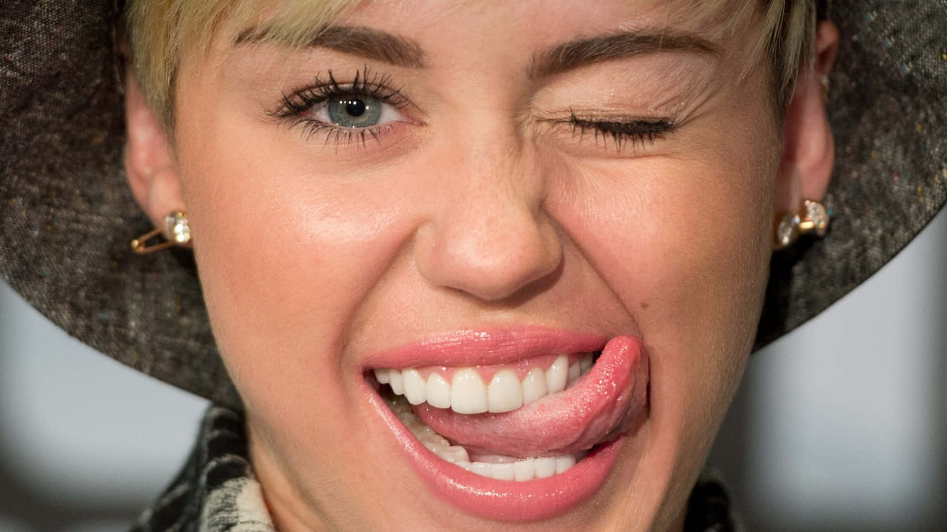 Miley Cyrus Caught In An Embarrassing Moment Wallpaper